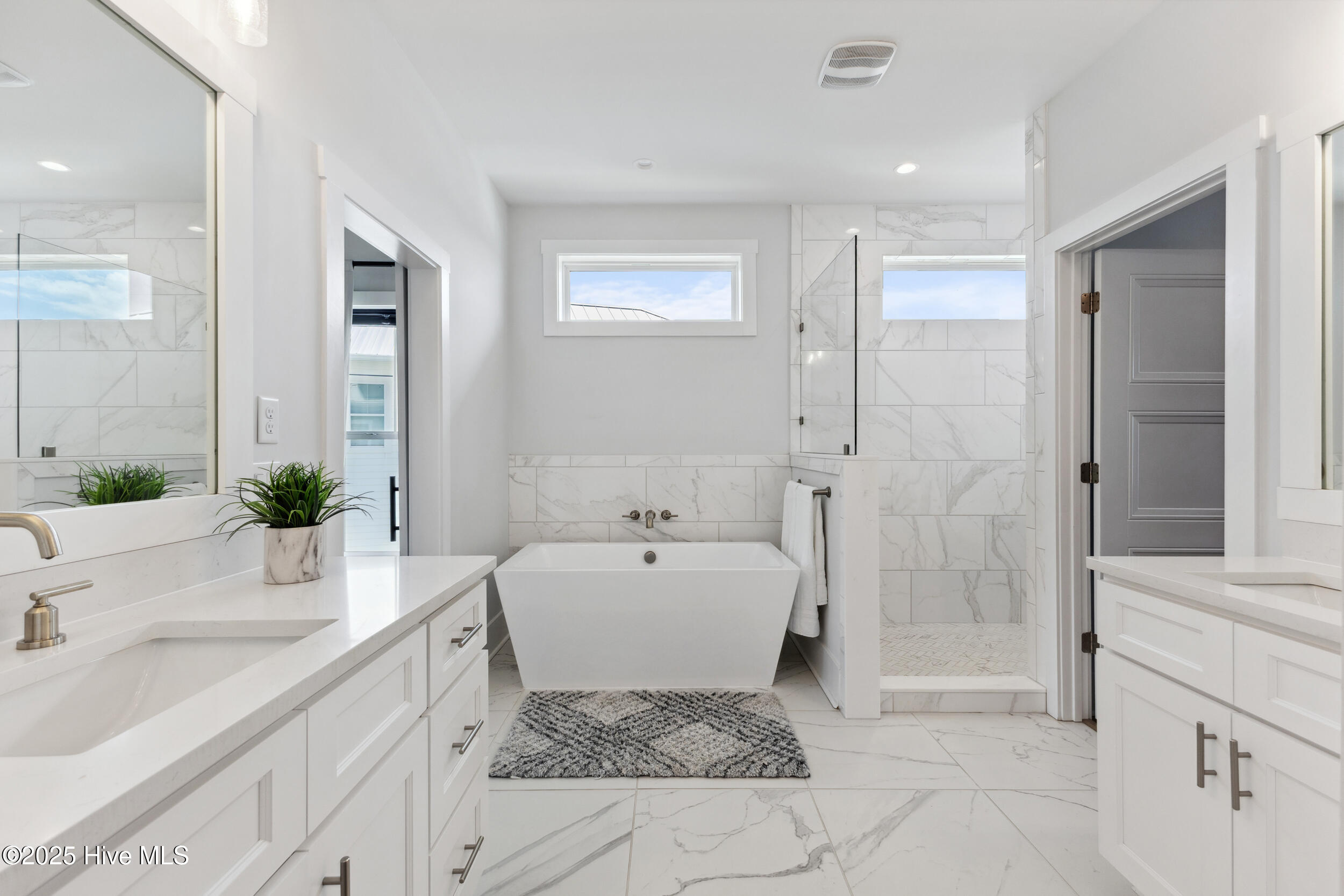 100553970 | Photo 44