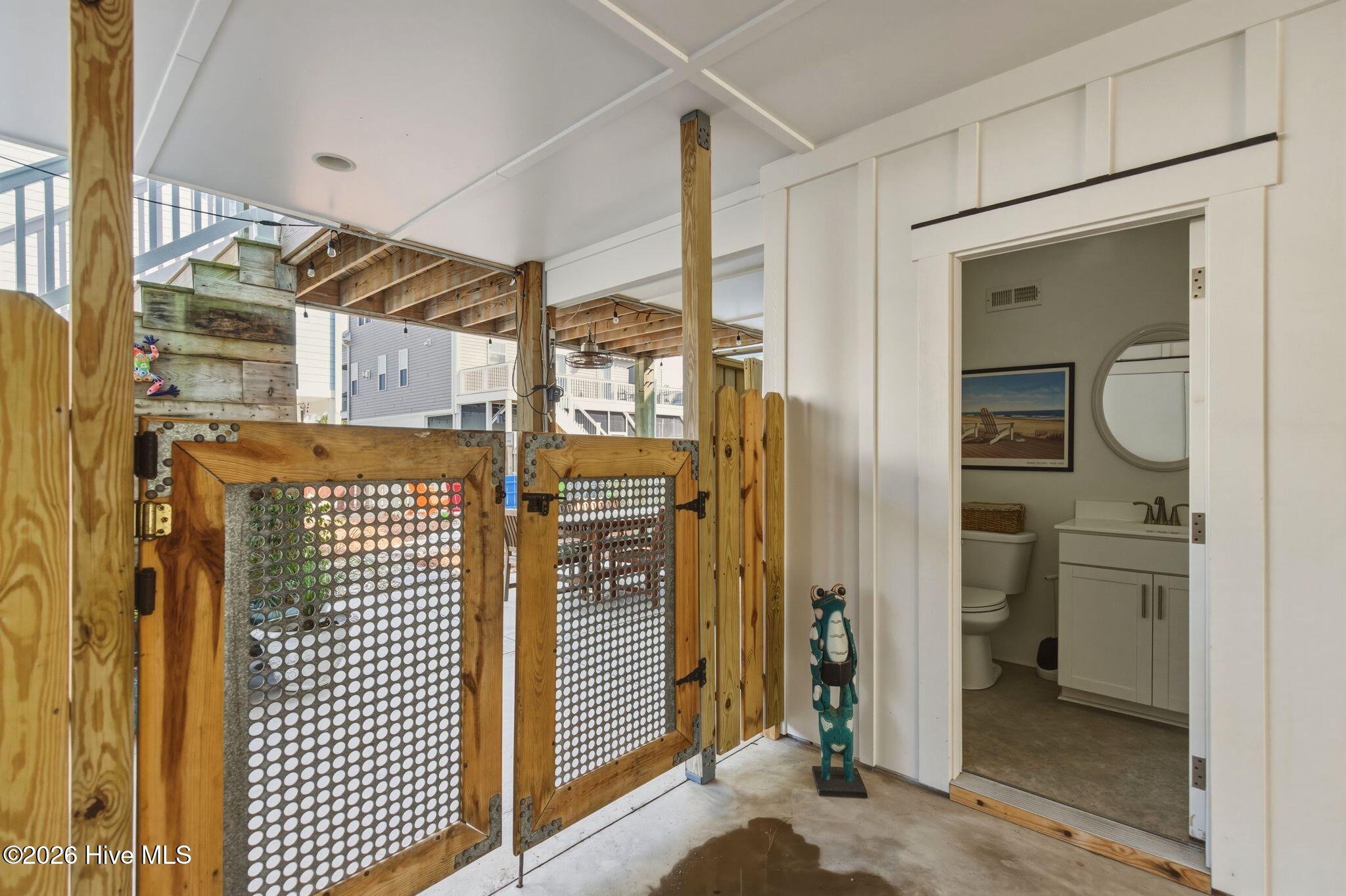 100562049 | Photo 47