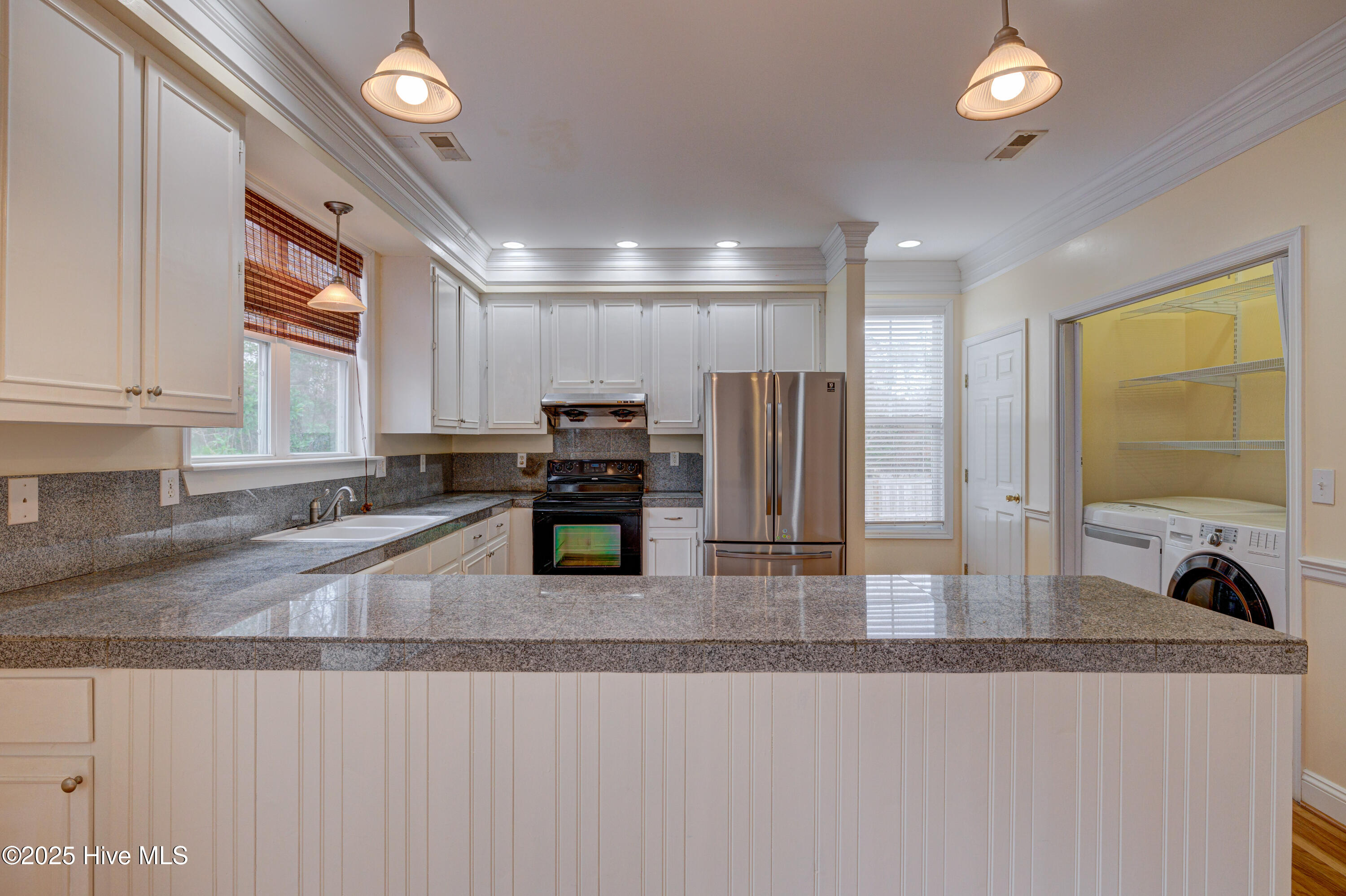 100567559 | Photo 13