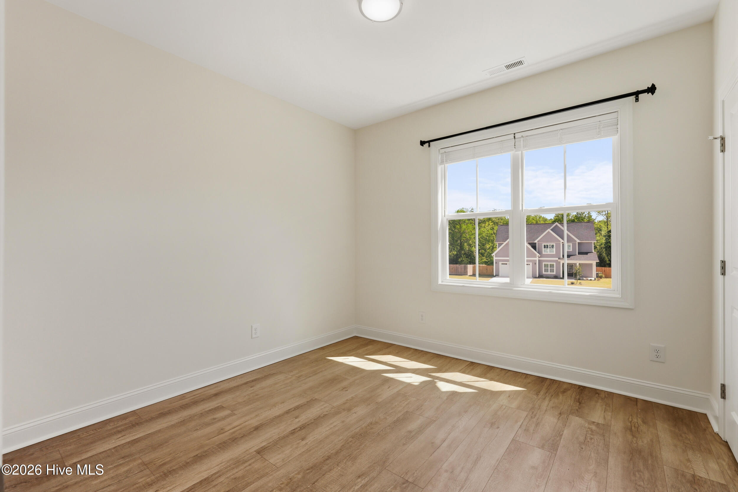 100570629 | Photo 16