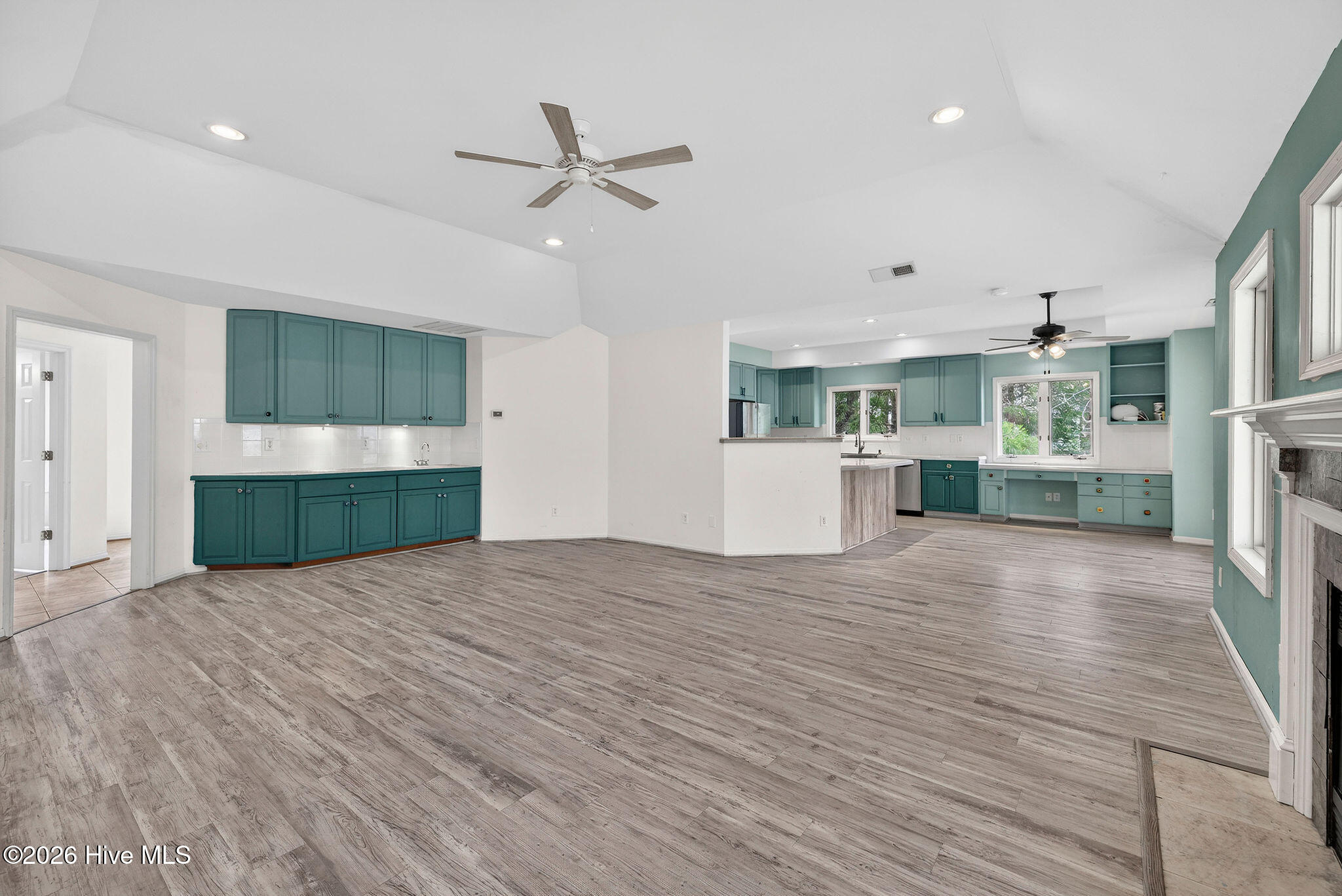 100556345 | Photo 30