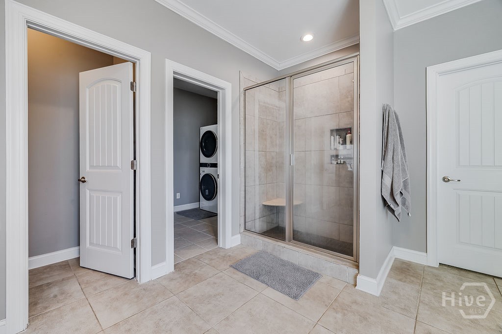 owner's bathroom has access to laundry room