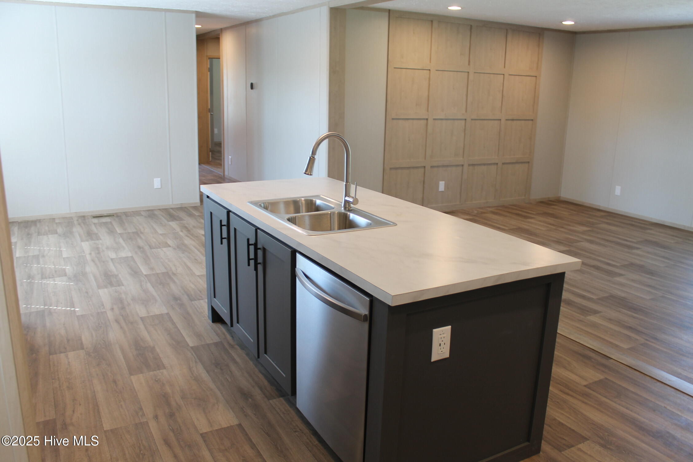 100528403 | Photo 25