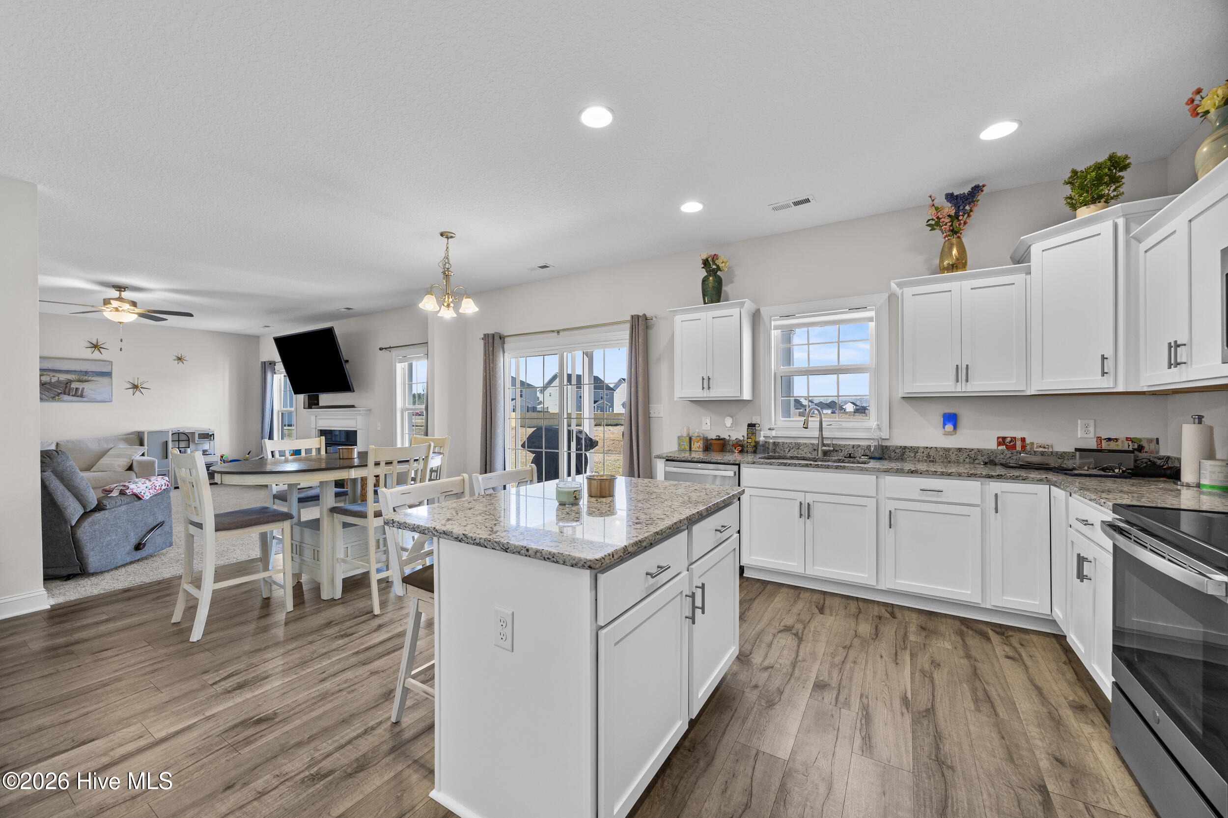 100555729 | Photo 14