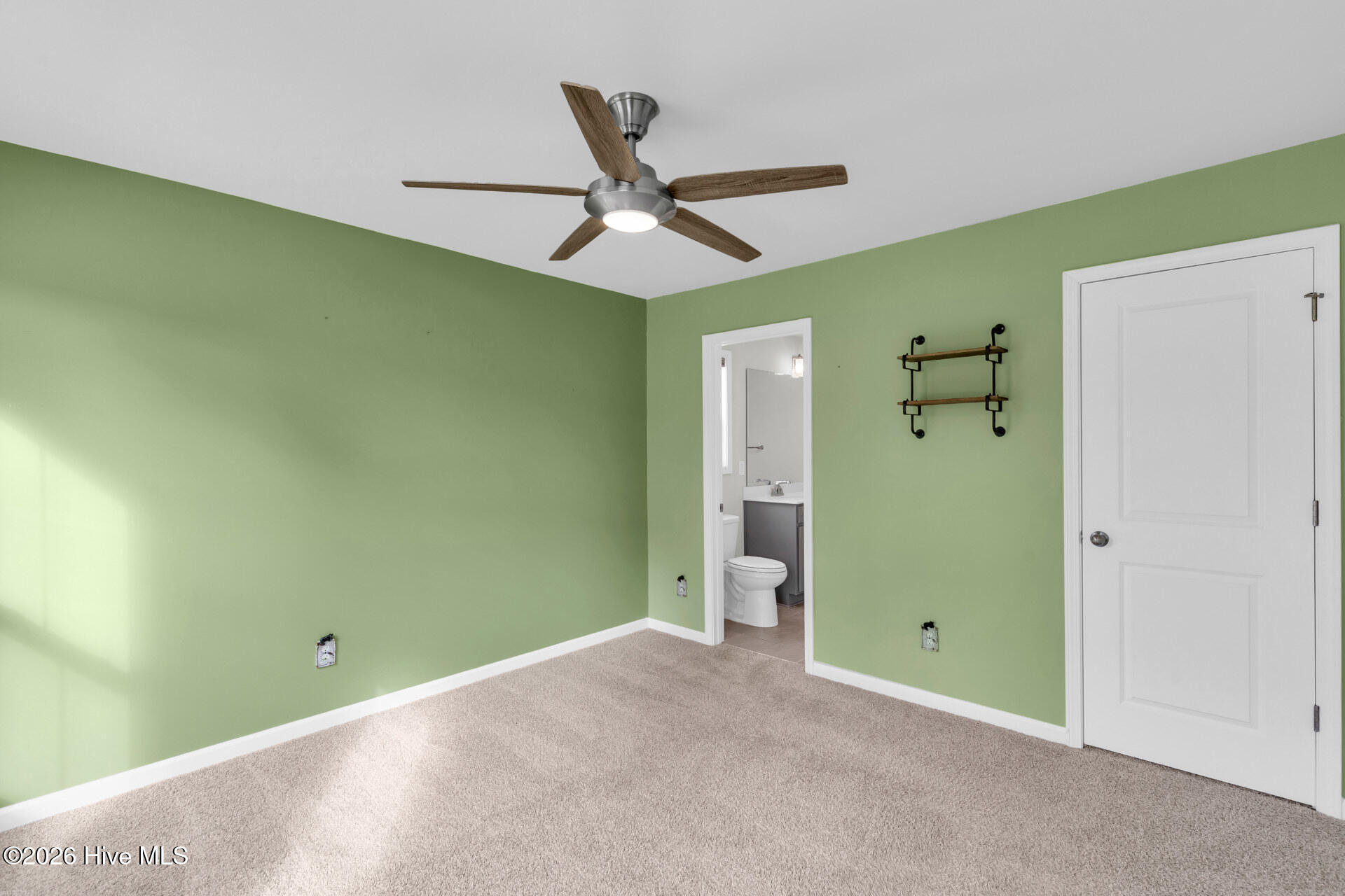 100549355 | Photo 23