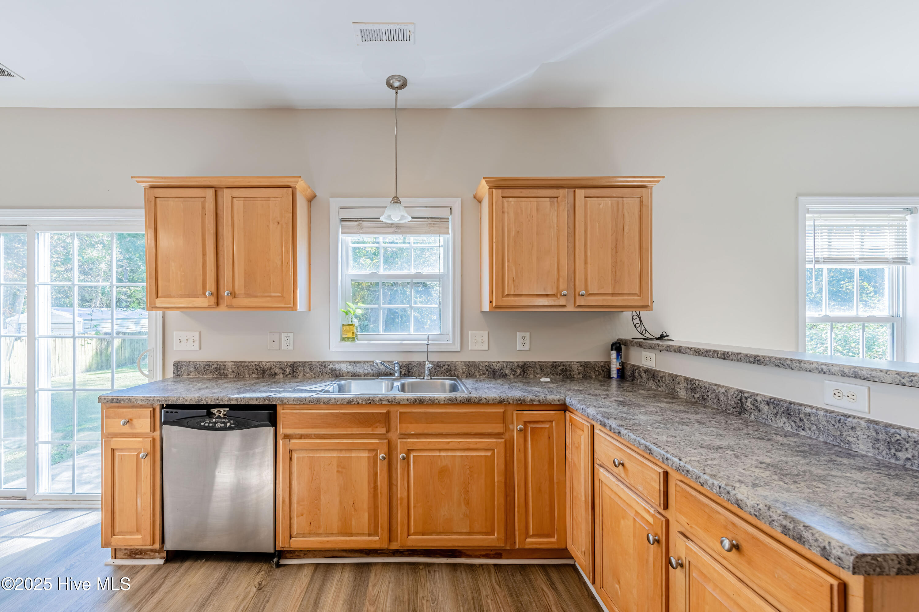 100521168 | Photo 12