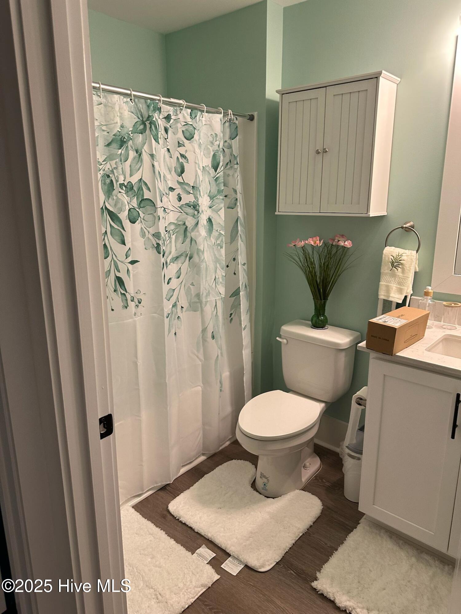 9249 Crossbill bathroom