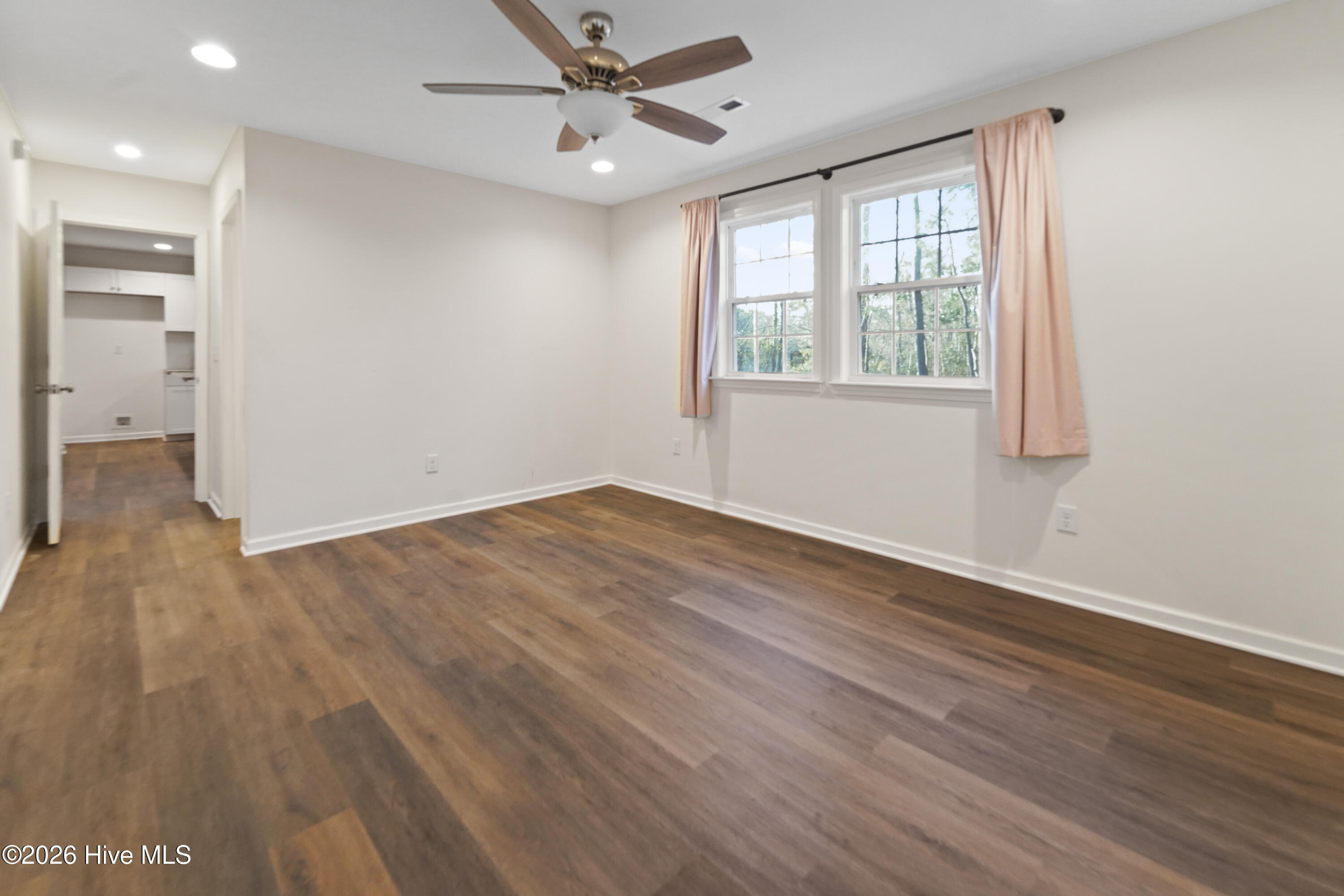 100548487 | Photo 28