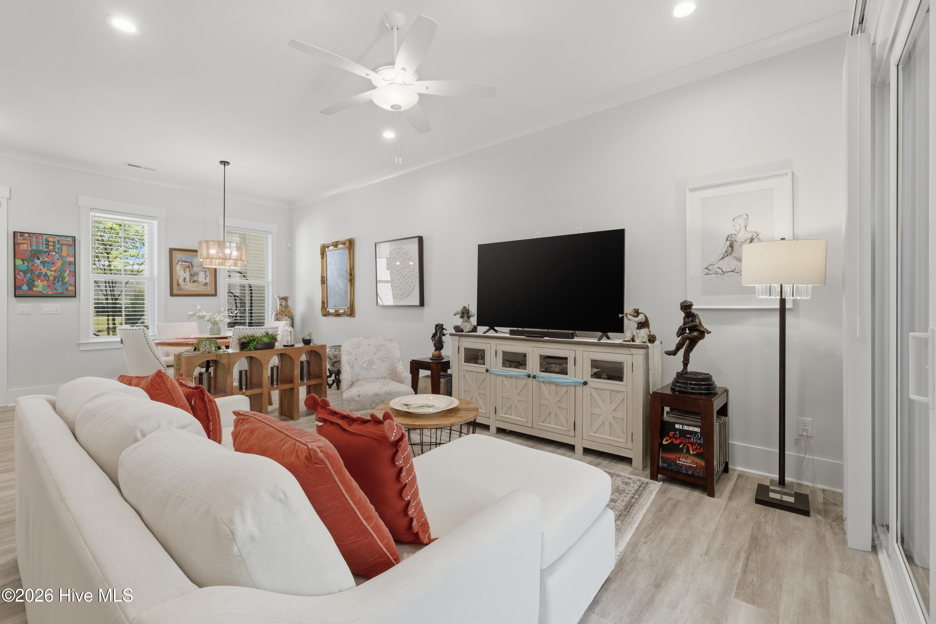 100568121 | Photo 24