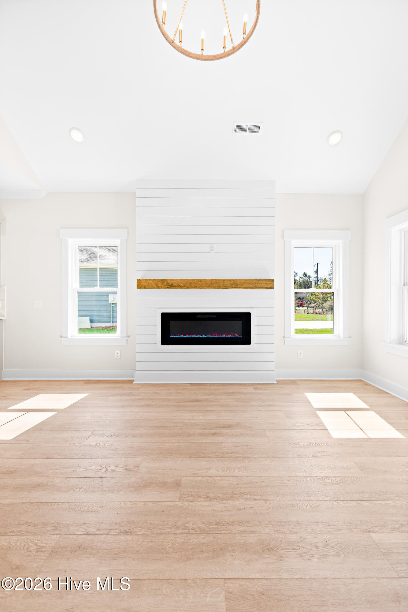 100561185 | Photo 11