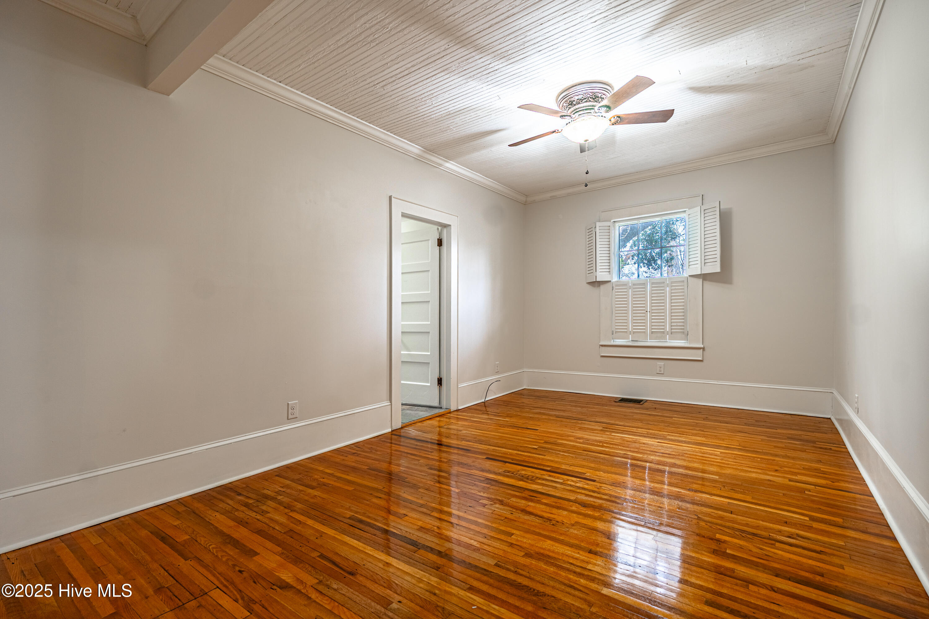 100543227 | Photo 35