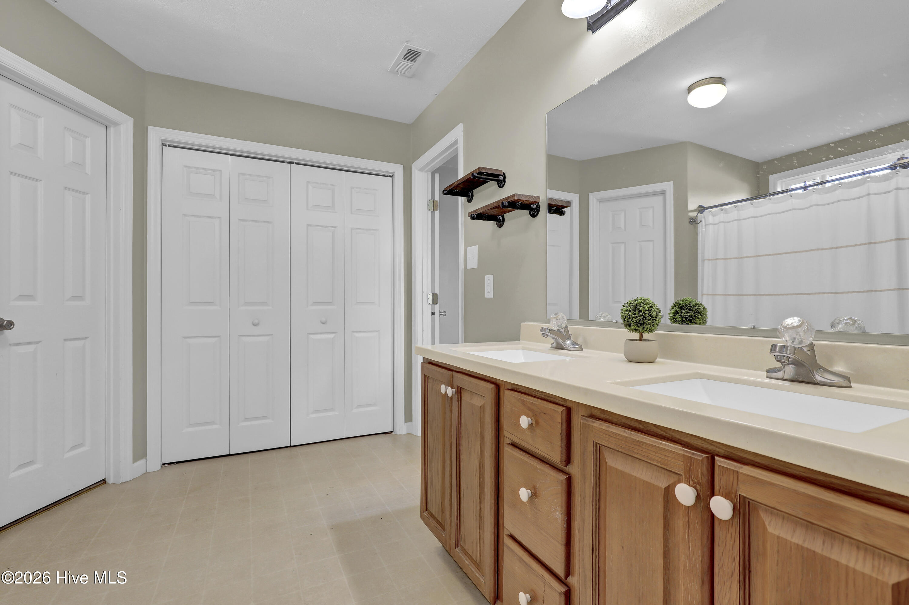 100548013 | Photo 17