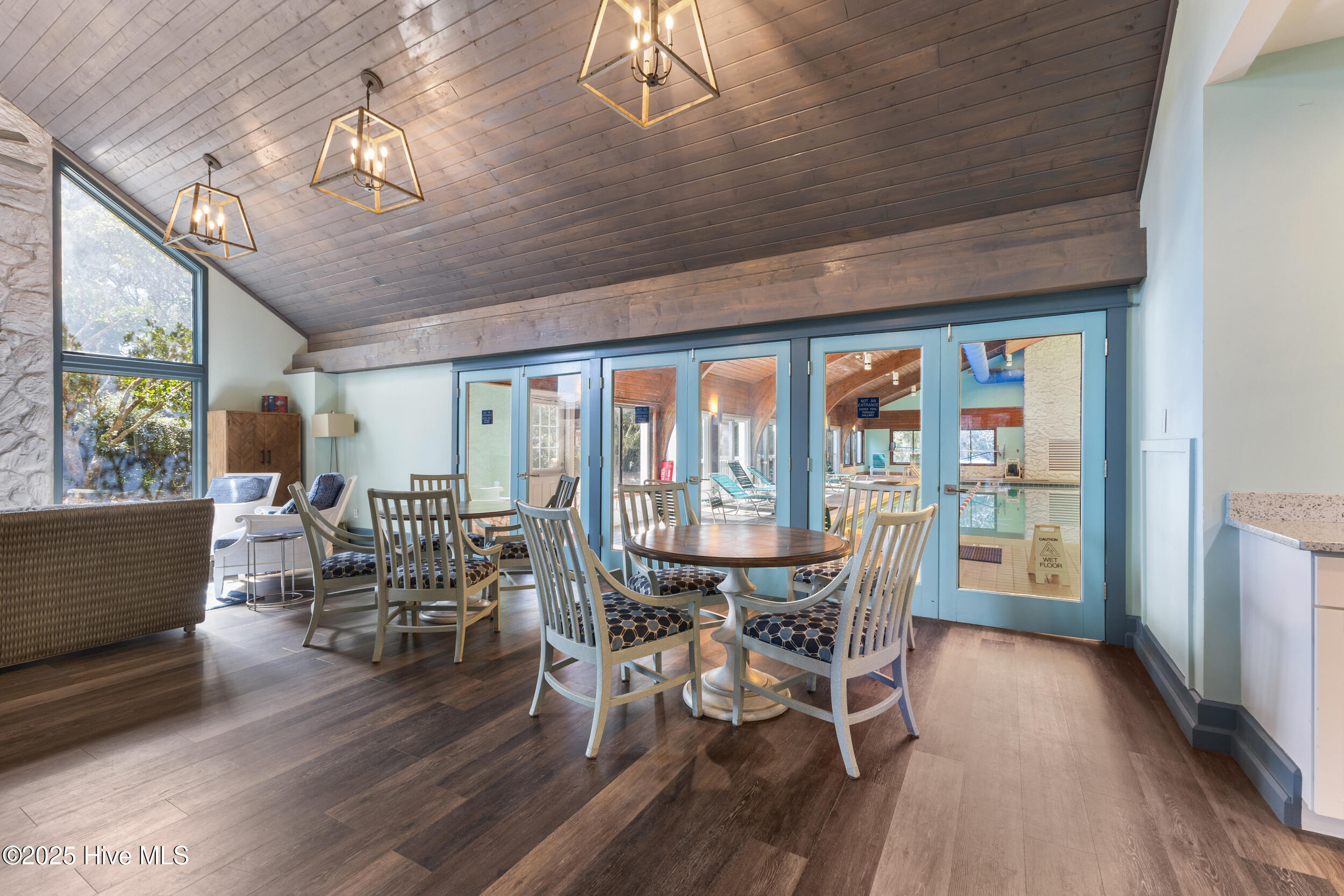 100518550 | Photo 53