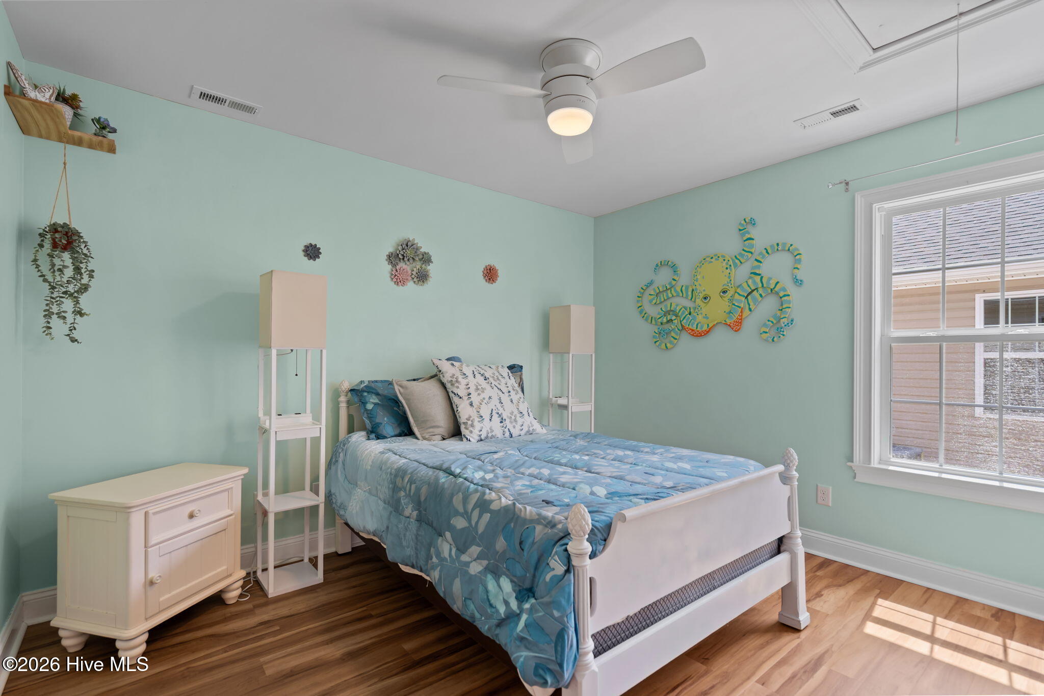 100566759 | Photo 33