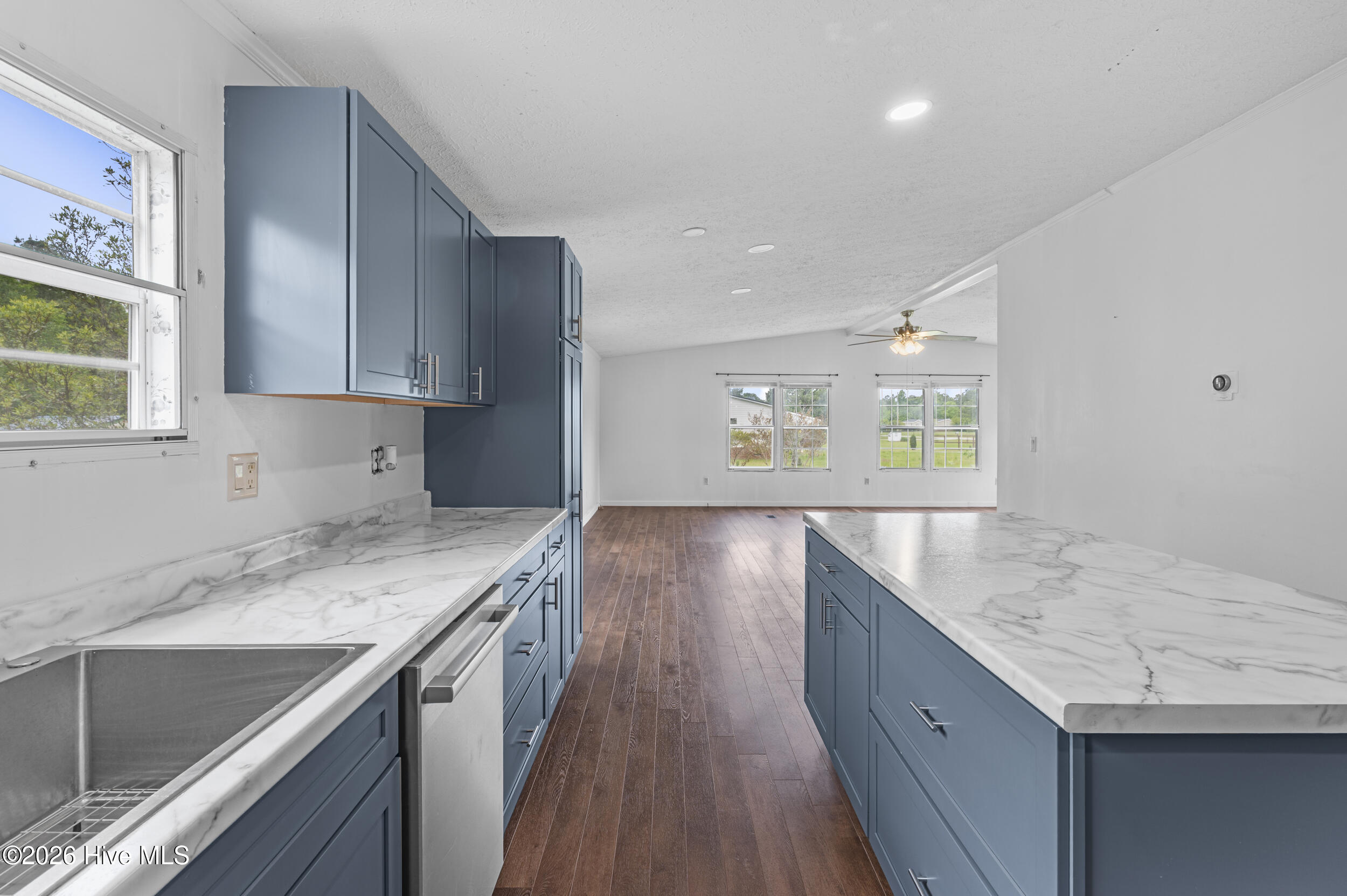 100568430 | Photo 18