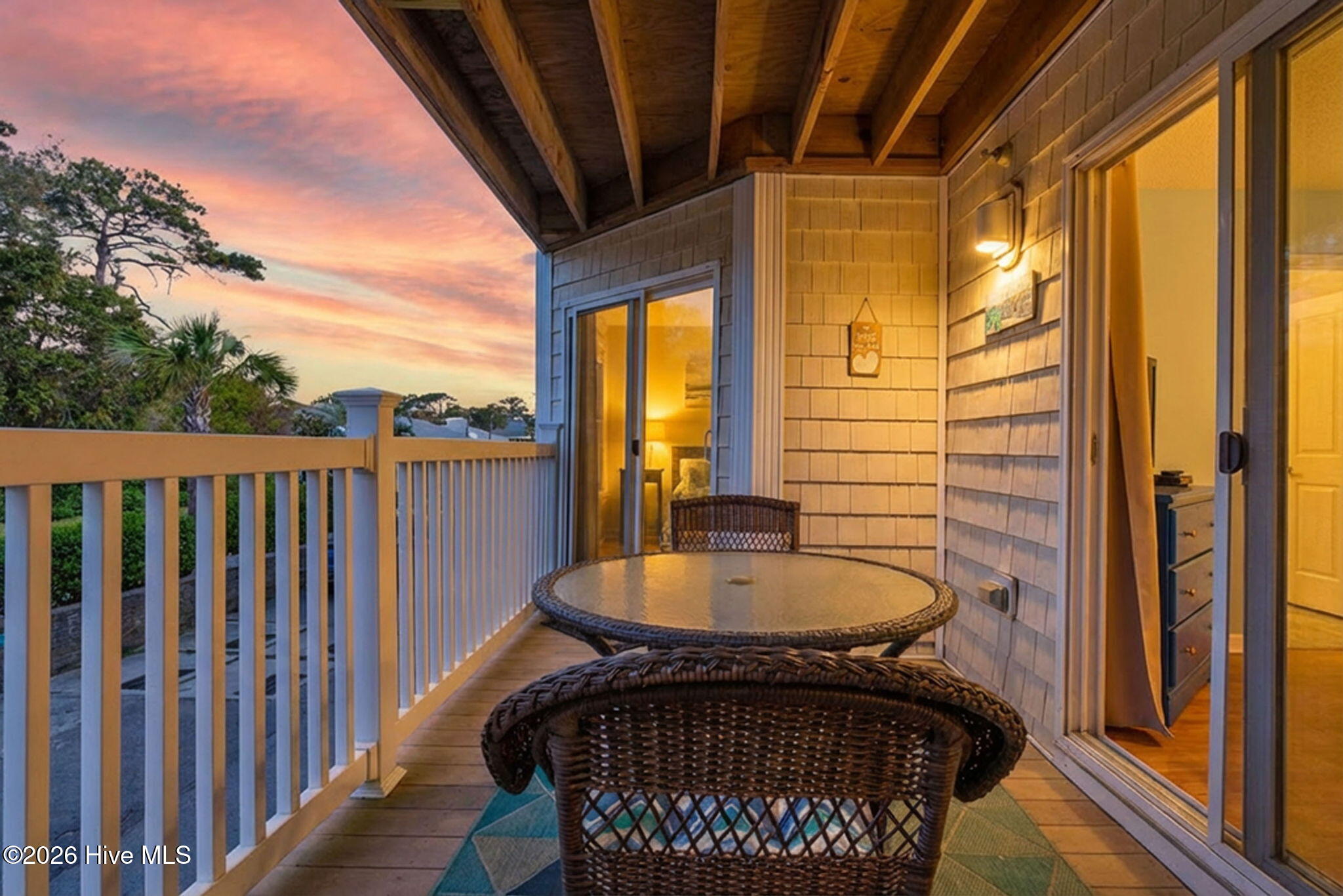 100563850 | Photo 24