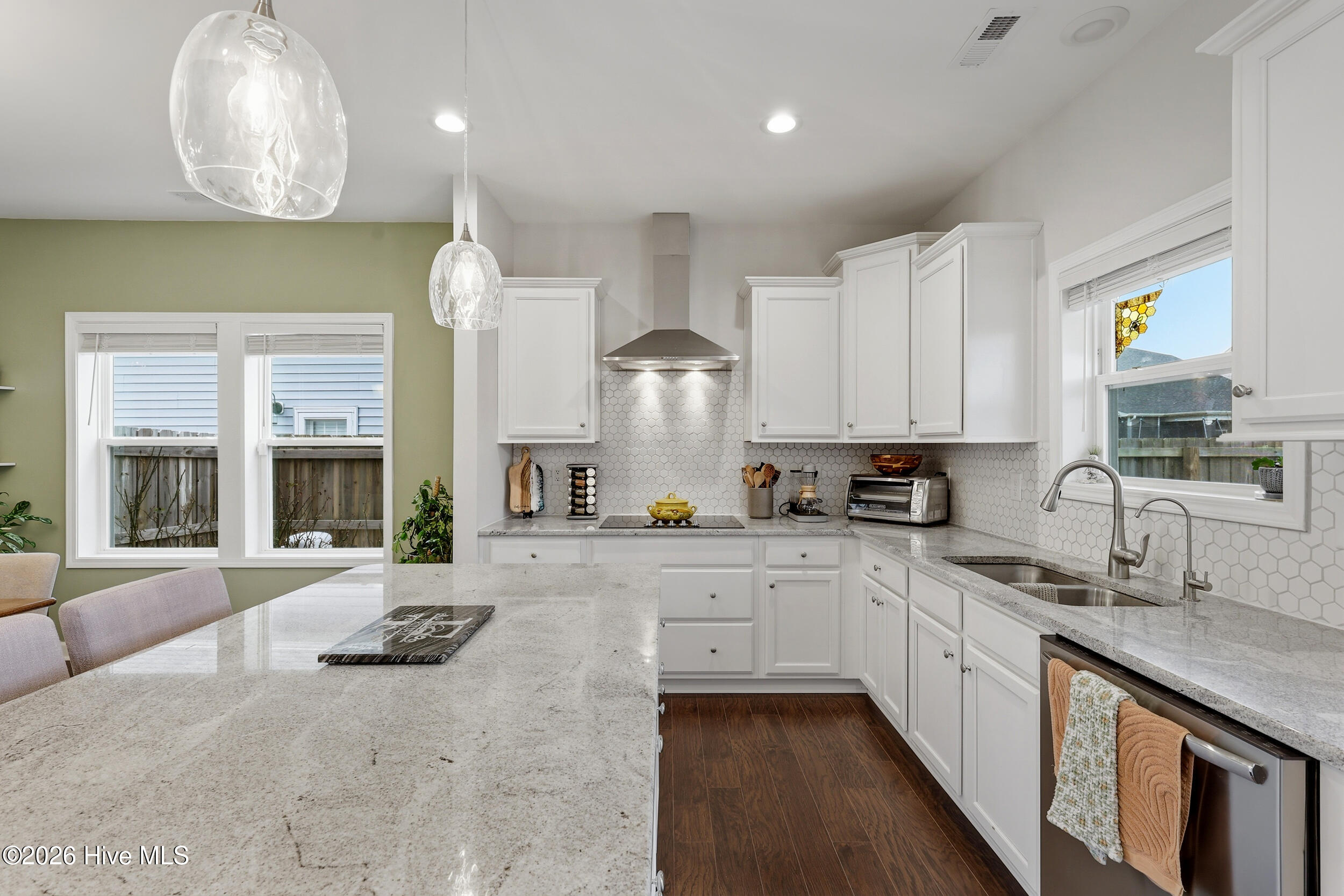 100565855 | Photo 17