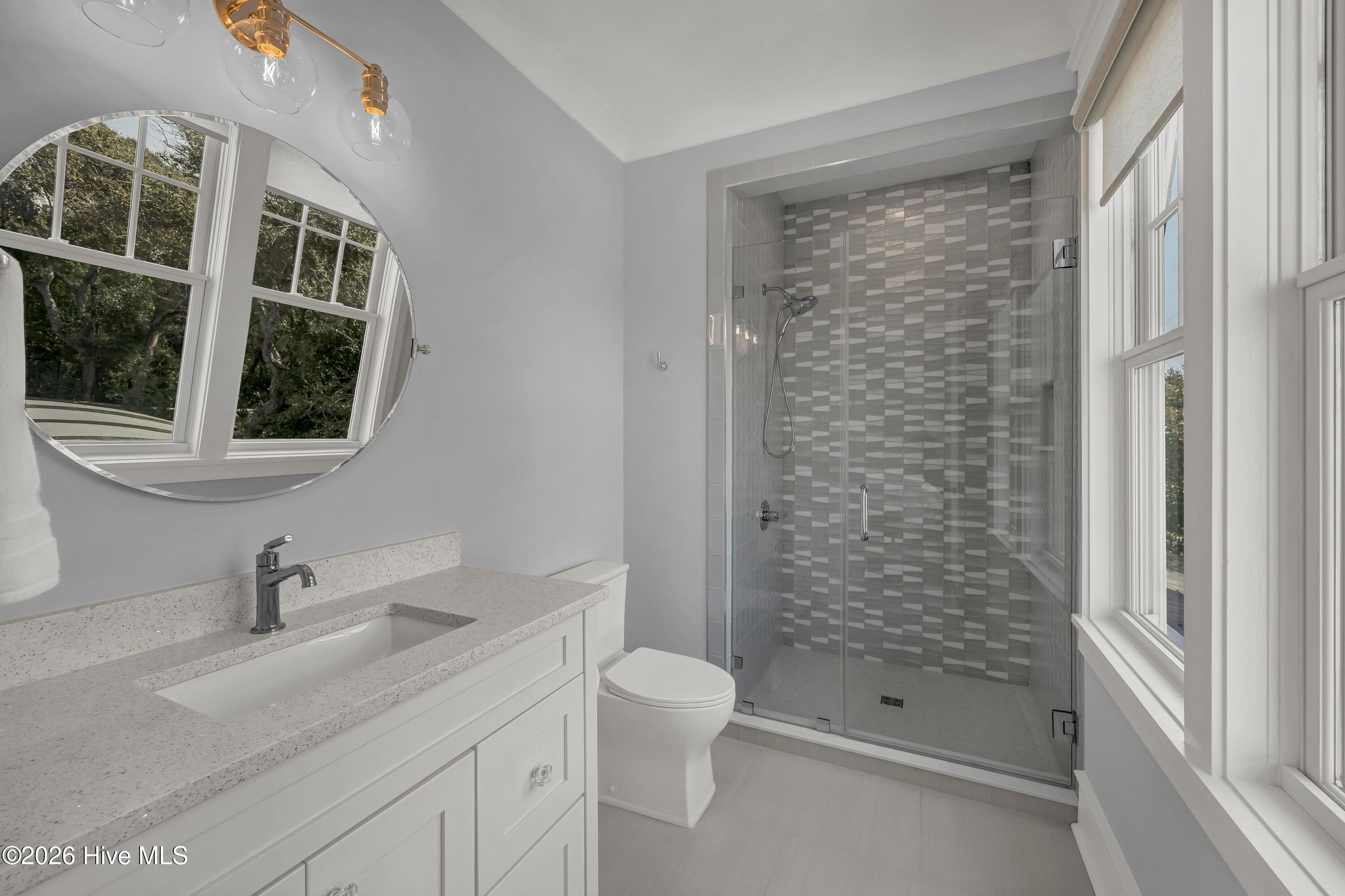 100567930 | Photo 41