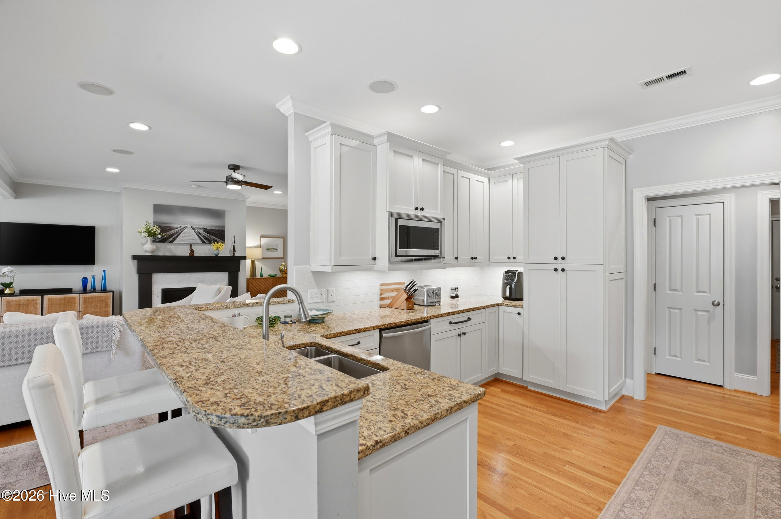 100566106 | Photo 15