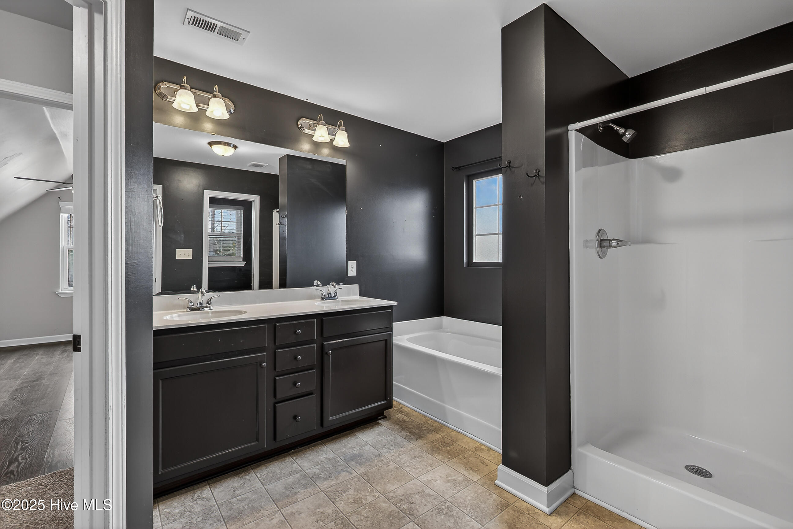 100546178 | Photo 18