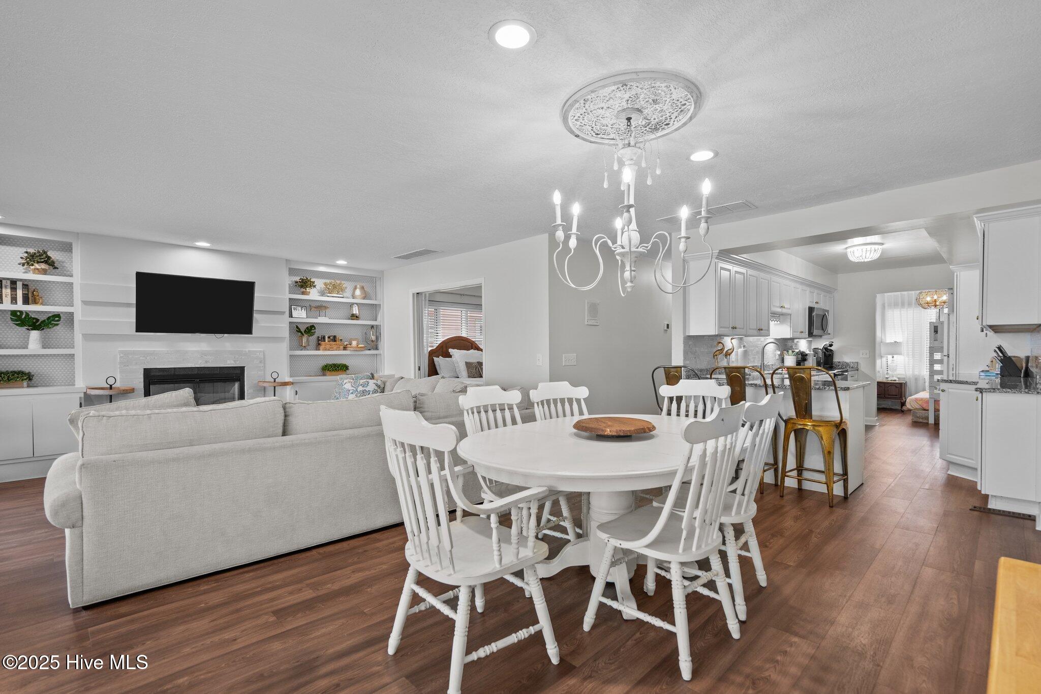 100564100 | Photo 44