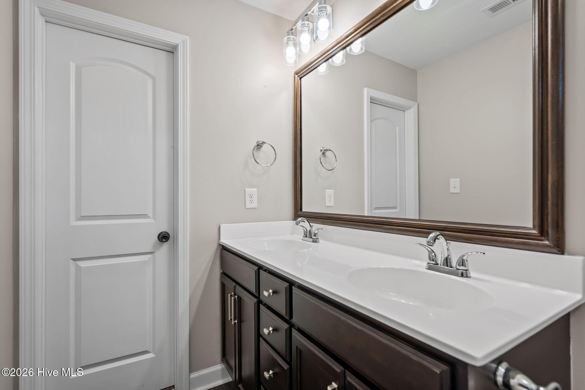 100561412 | Photo 22