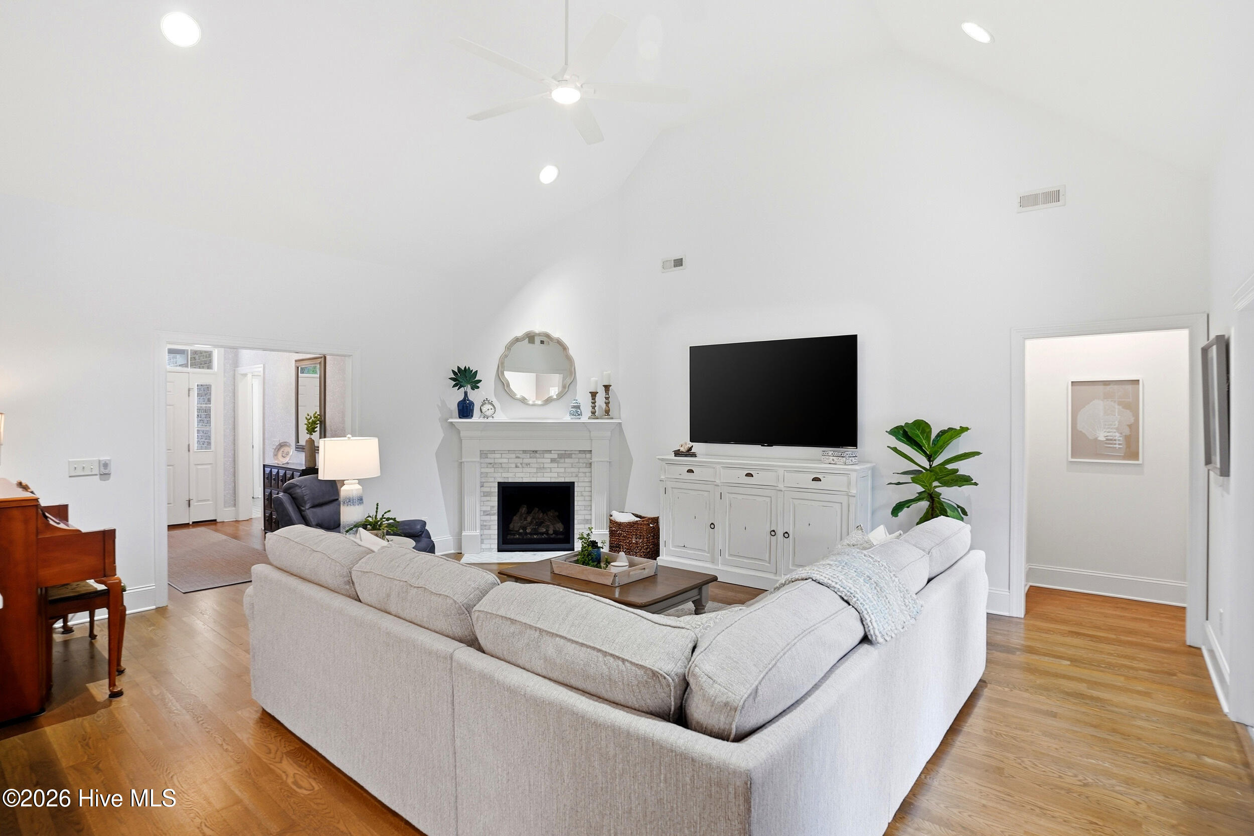 100551601 | Photo 11