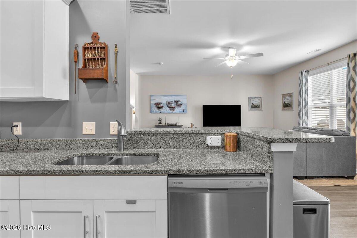 100558100 | Photo 23