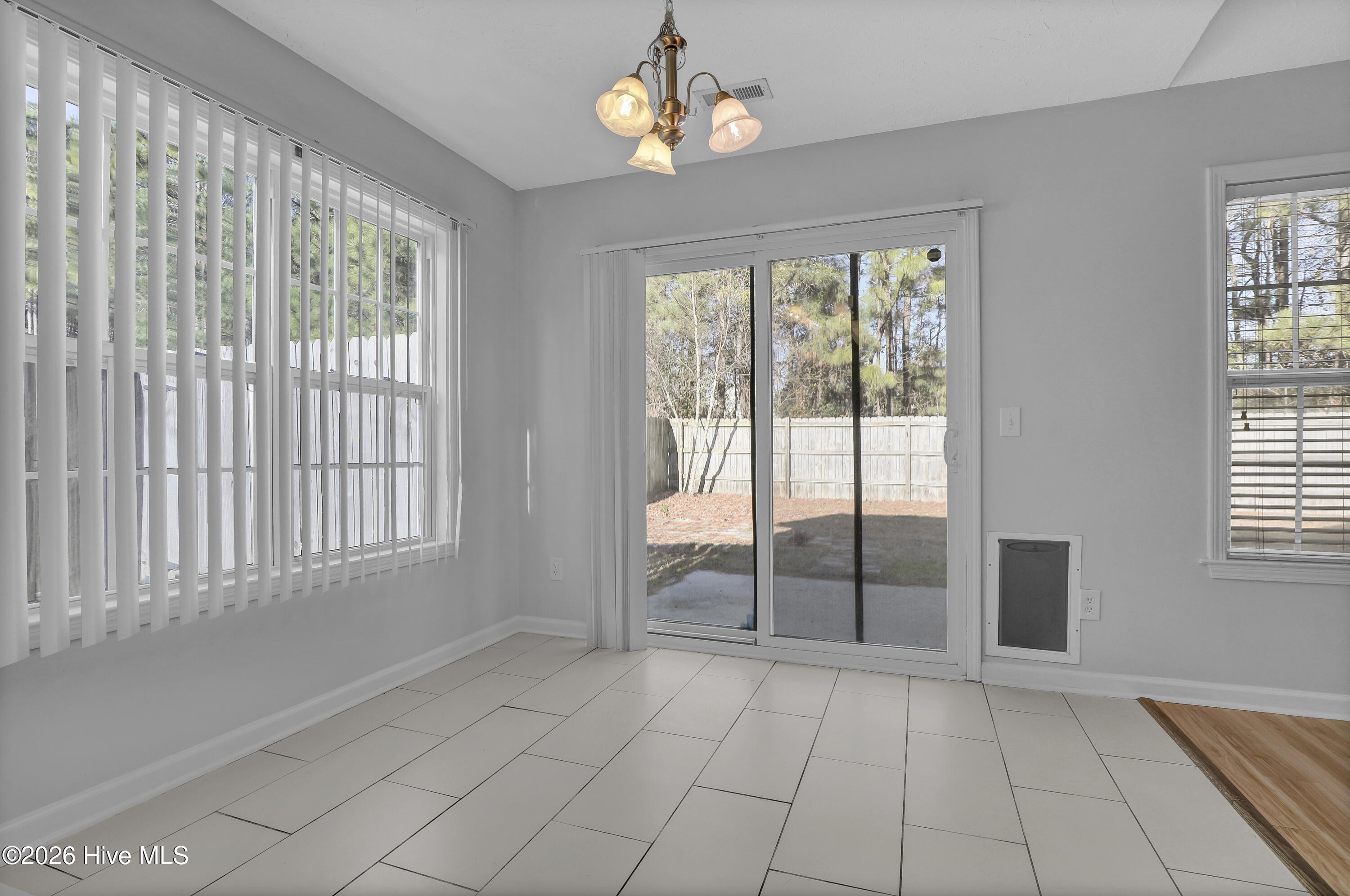 100549812 | Photo 13