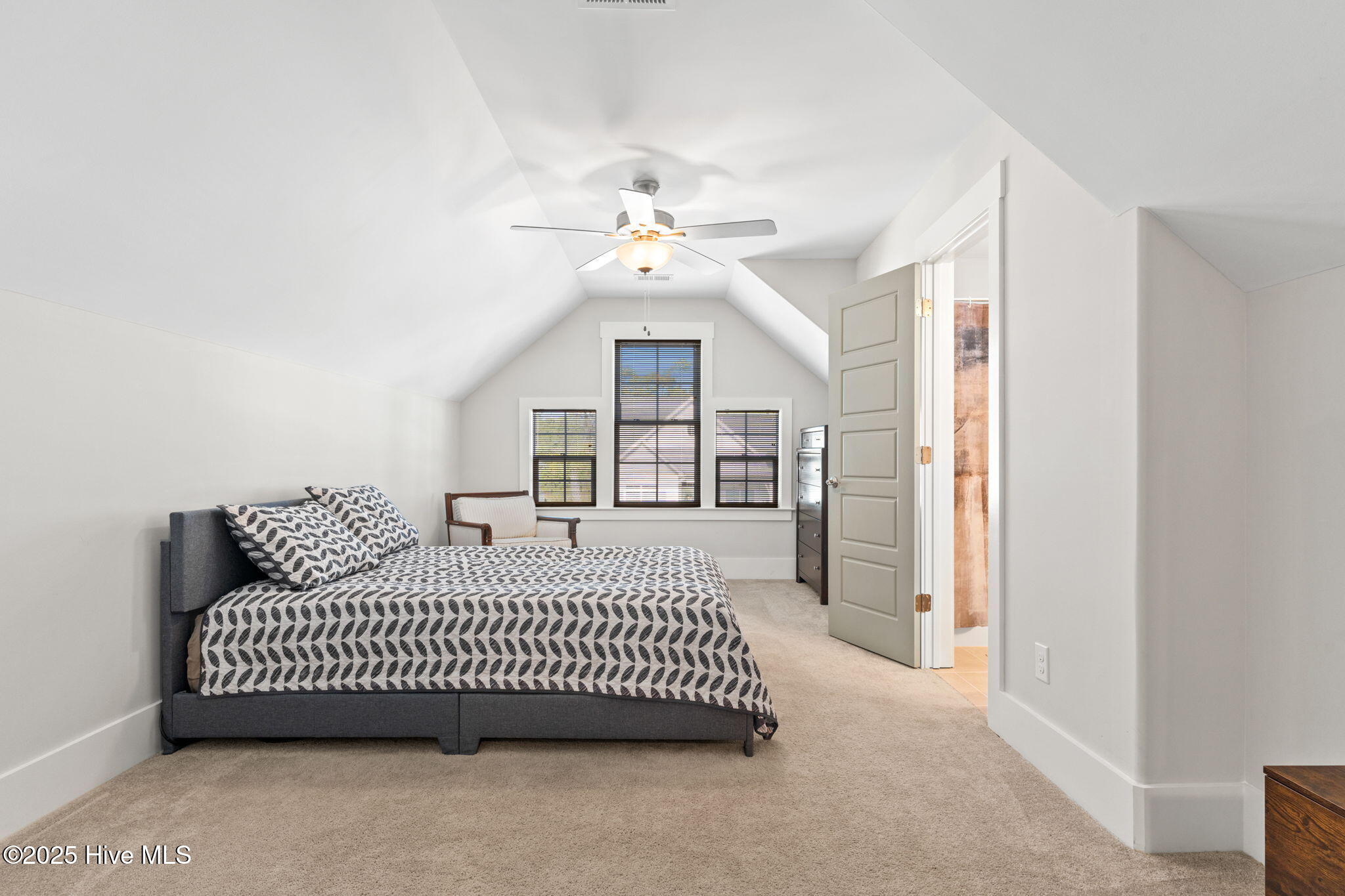 100534484 | Photo 56