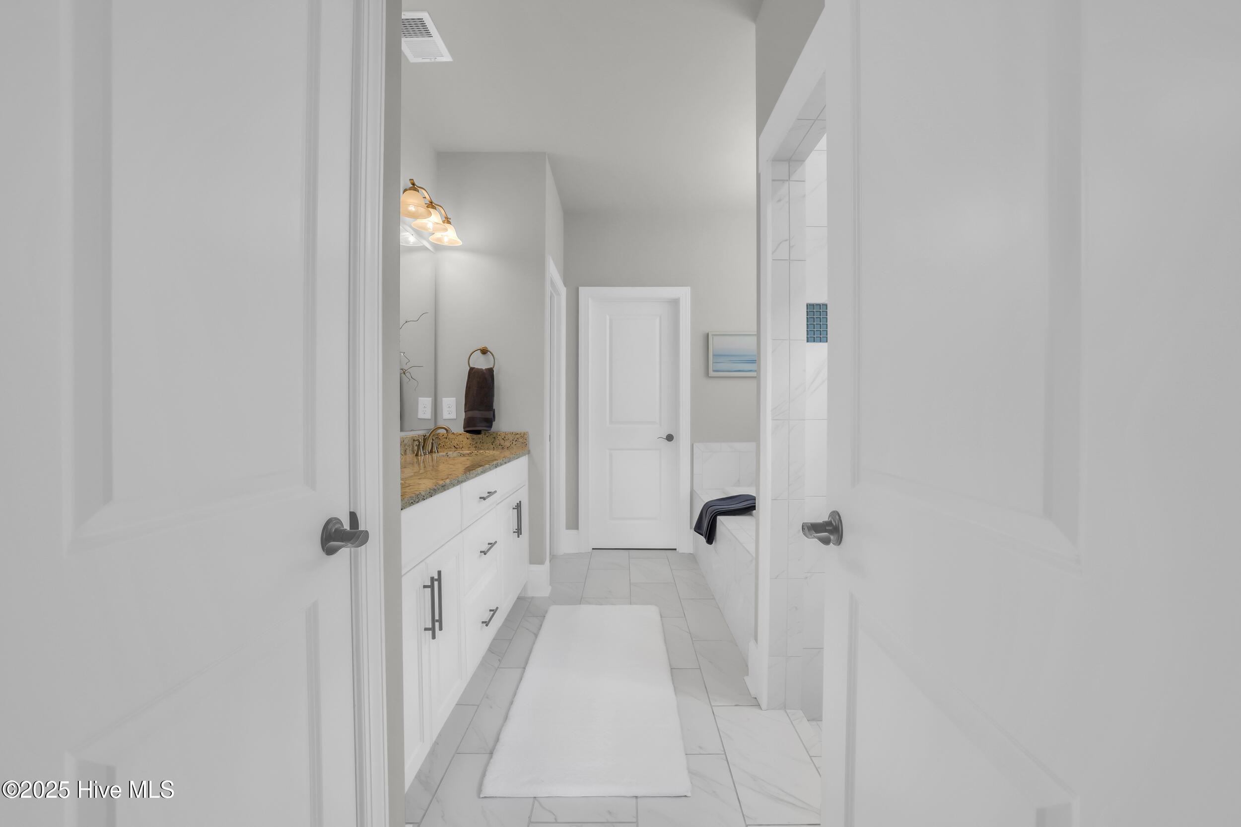 100502745 | Photo 23