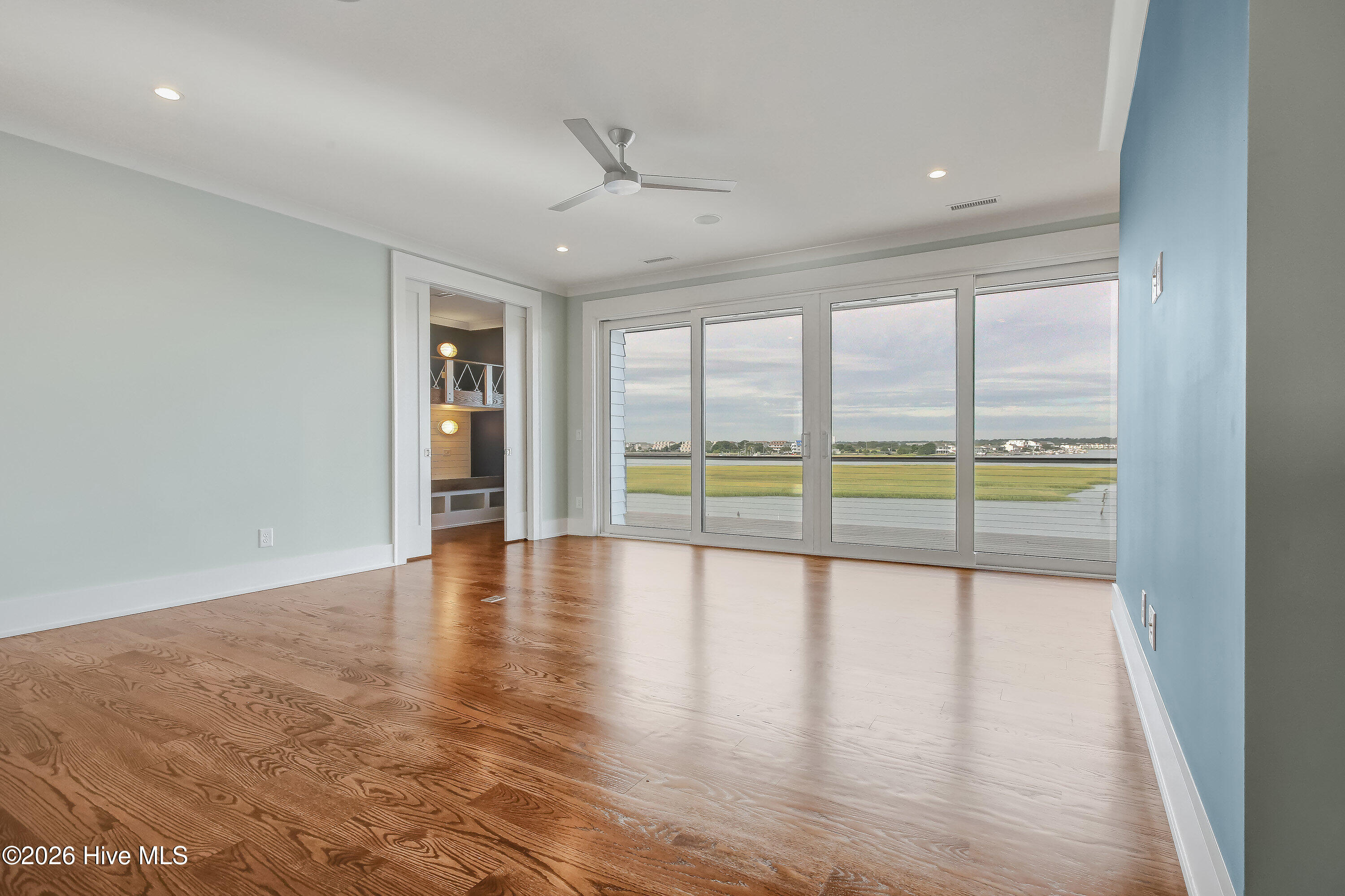 100563584 | Photo 25