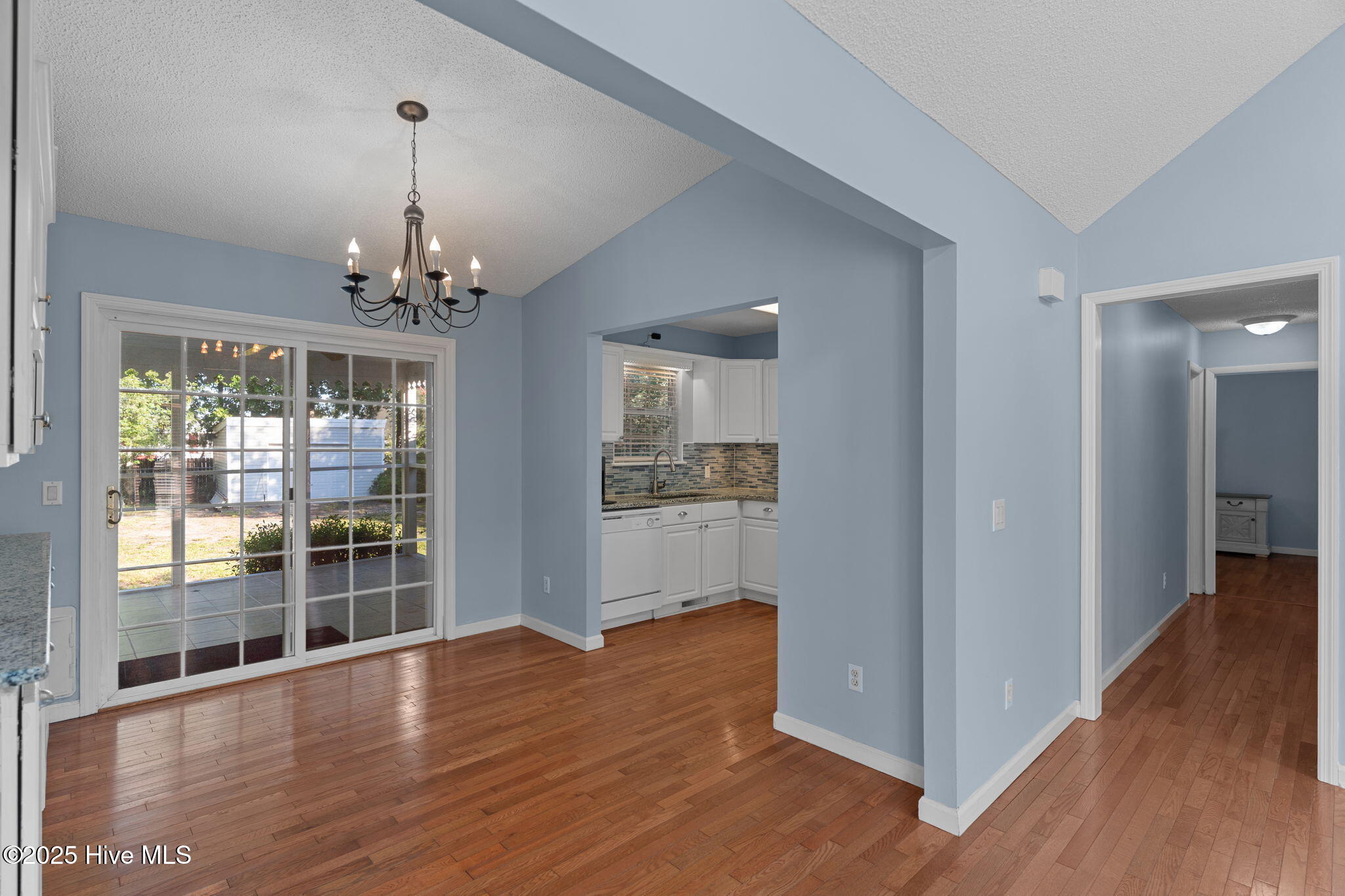 100527660 | Photo 16