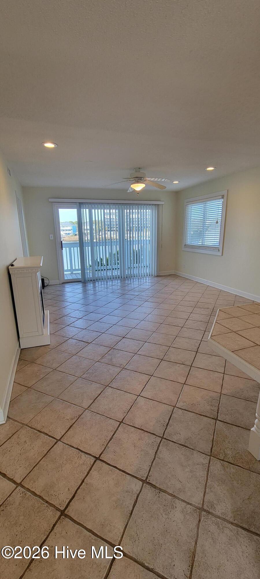 100550642 | Photo 14