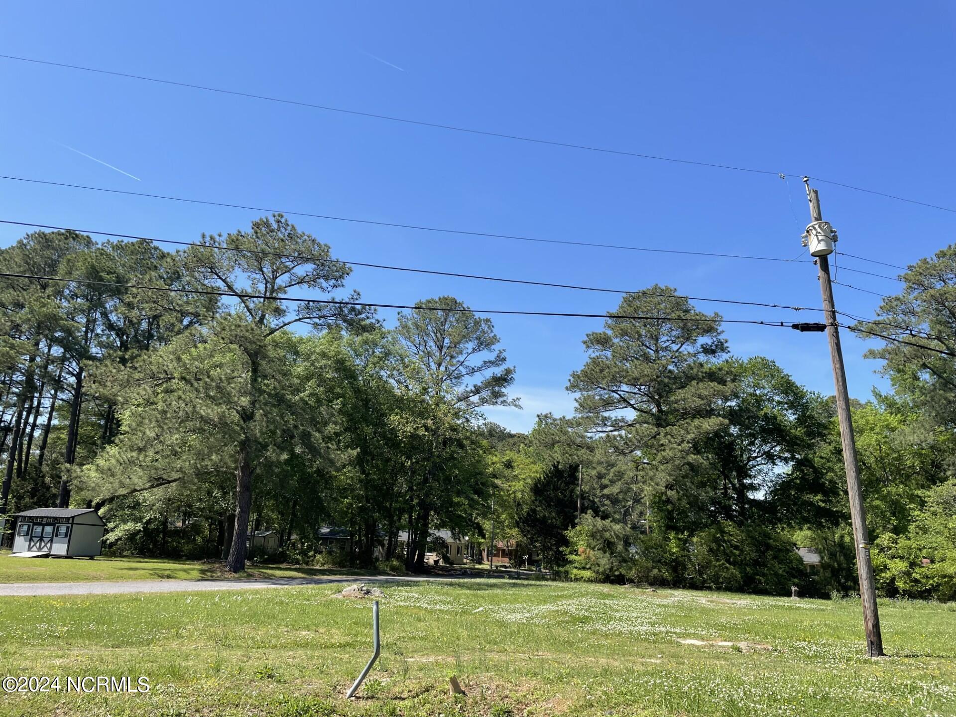 Looking for an ideal location to retire? Don't  miss this opportunity to build your dream home on this easy to maintain double corner lot in this peaceful rural city.  Robersonville is 20 minutes to Greenville, Greenville Industrial complex, ECU and ECU Level 1 Trauma Center.