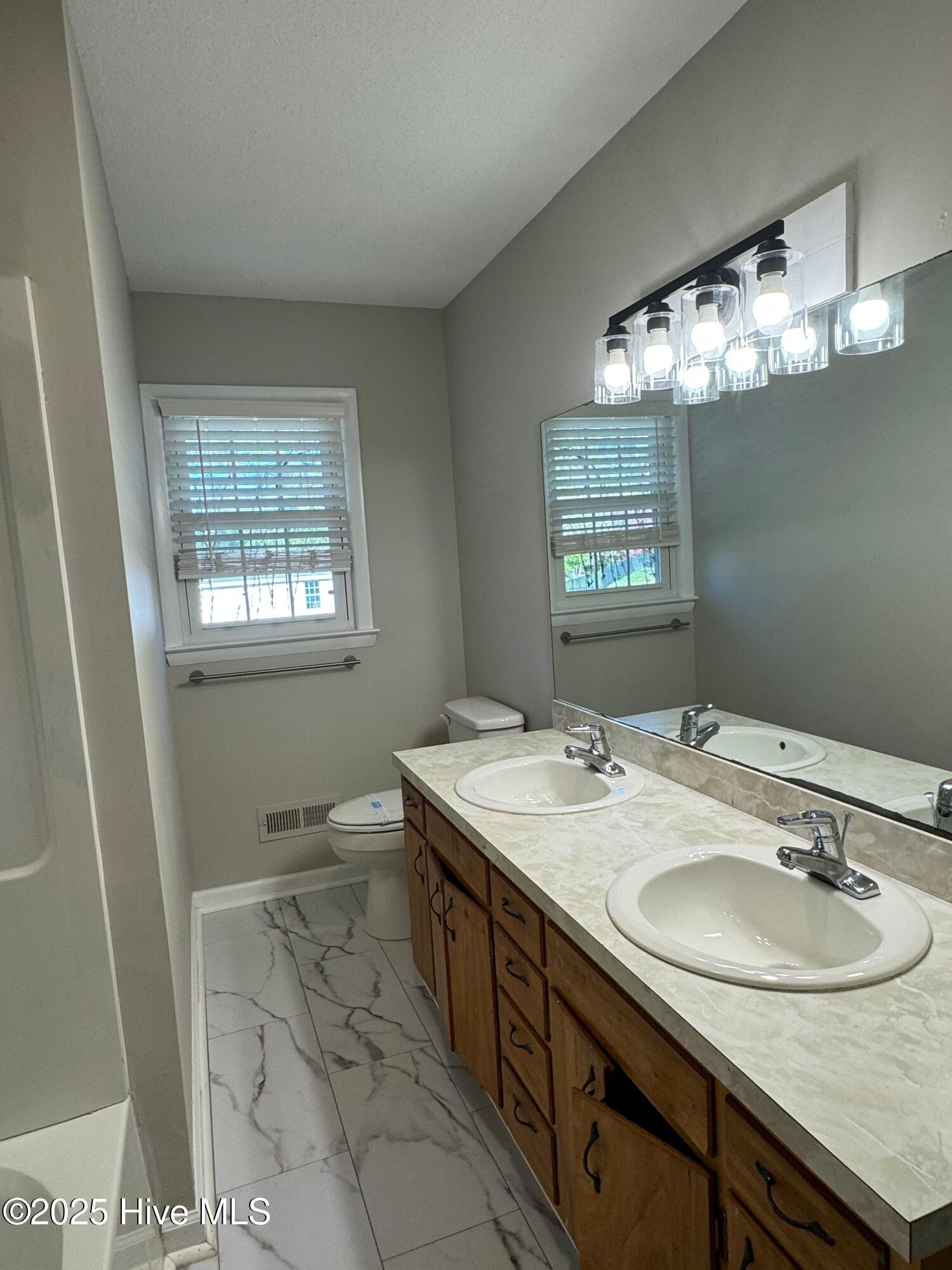 100542072 | Photo 21