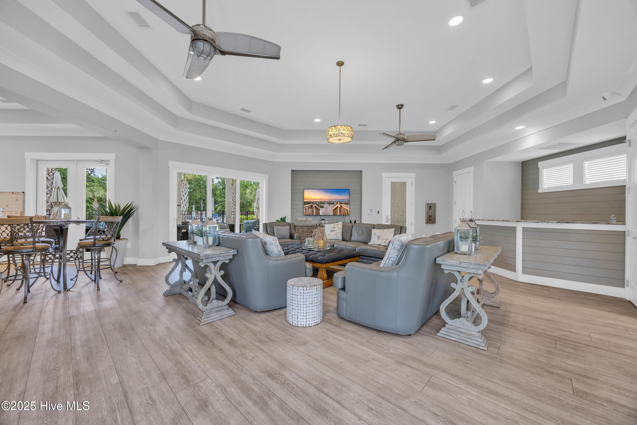 100547988 | Photo 27