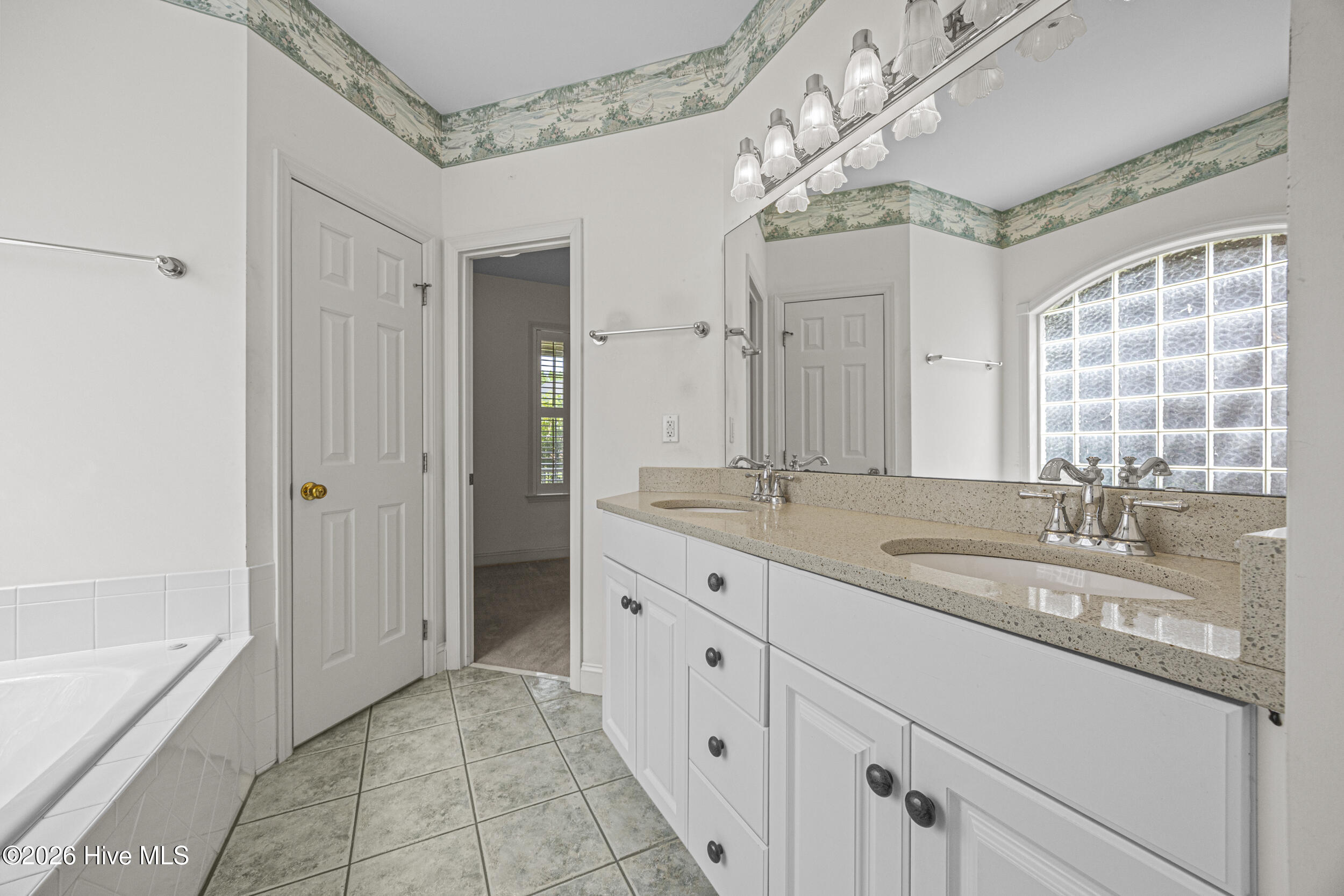 100569840 | Photo 14