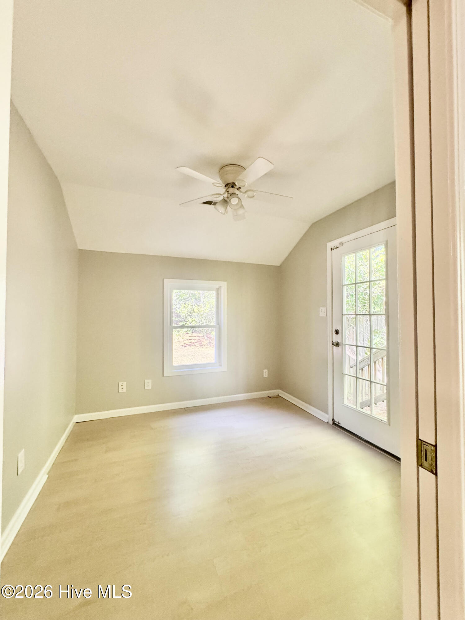 100568535 | Photo 13