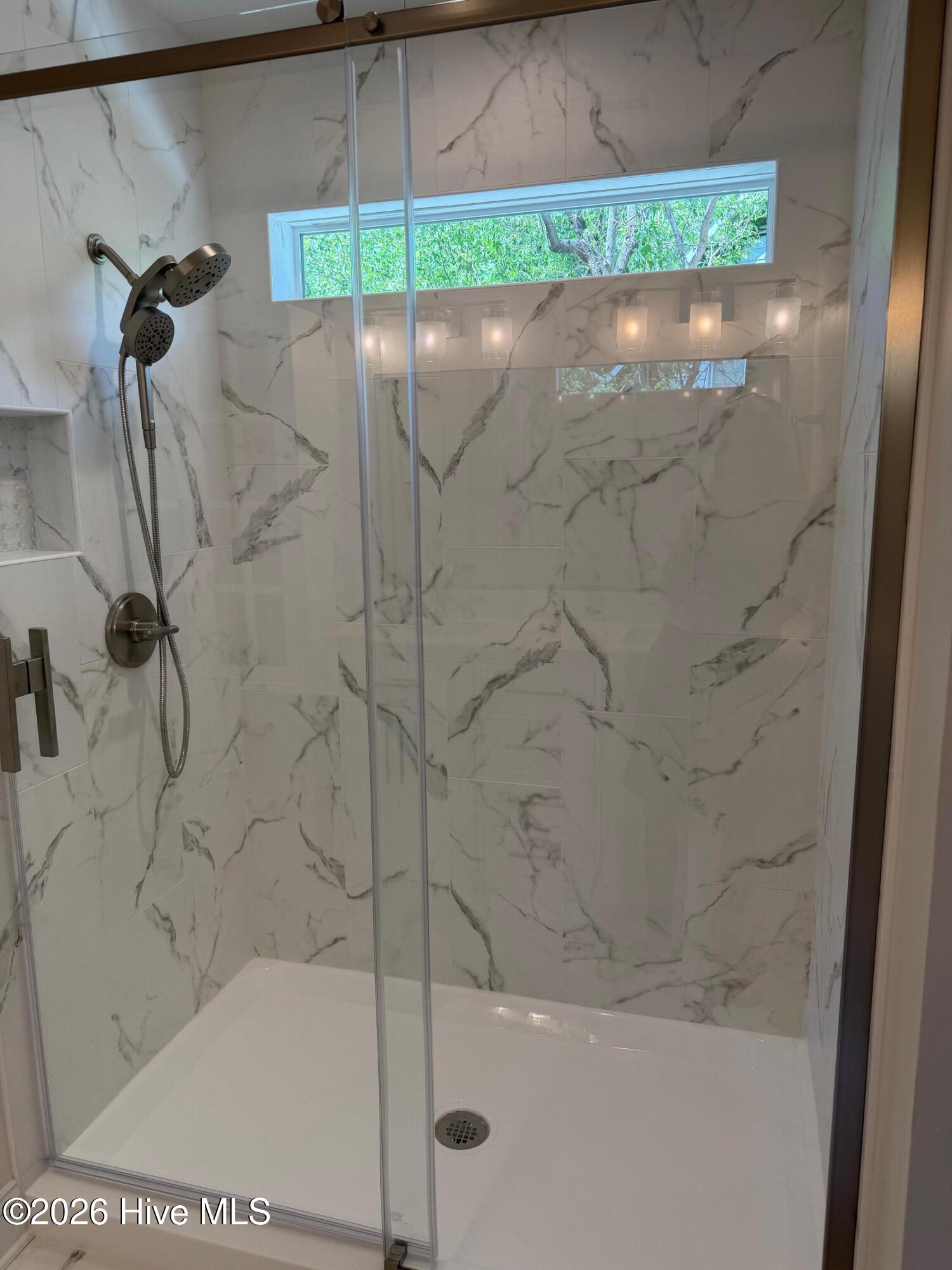 100568177 | Photo 51