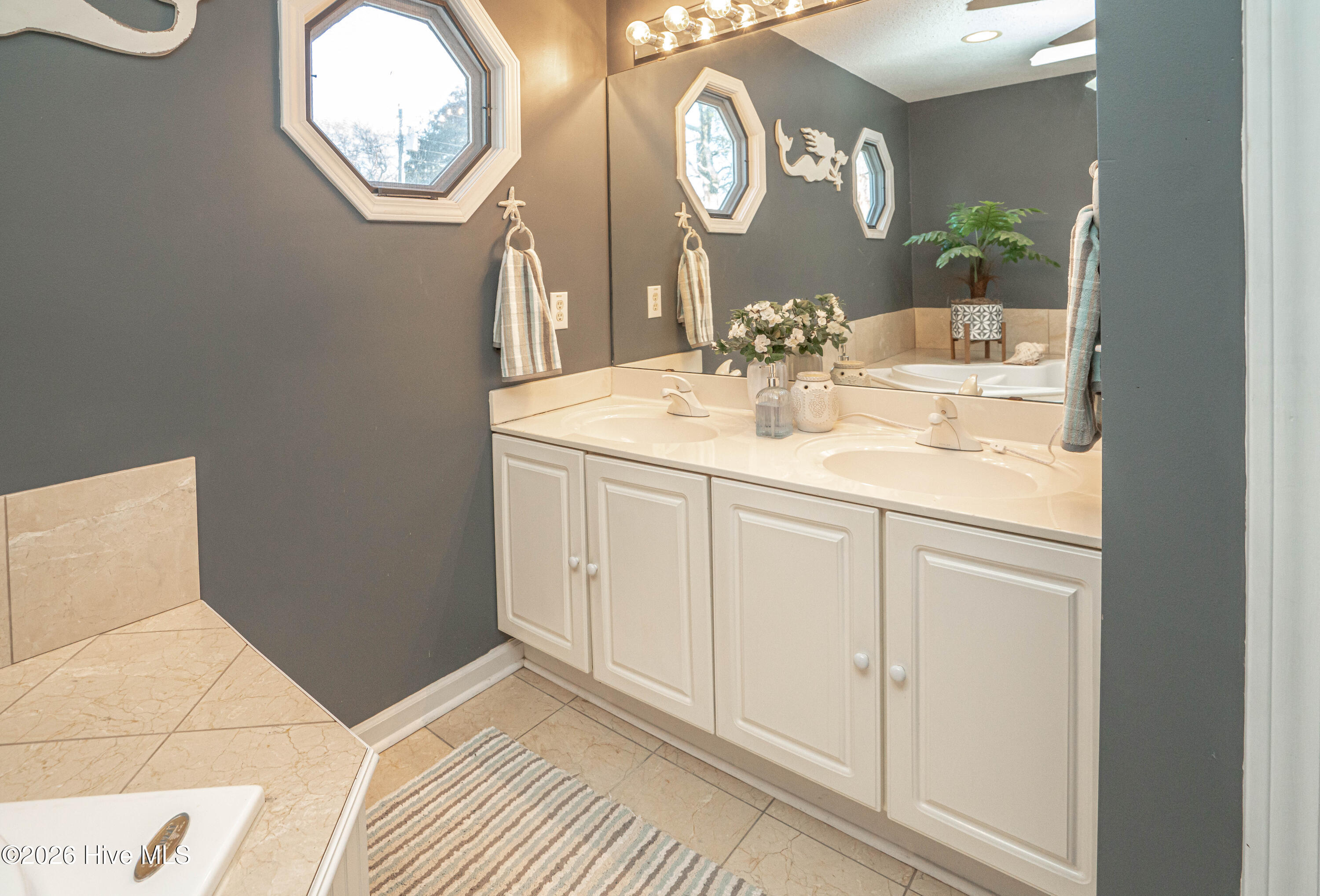 100561840 | Photo 21