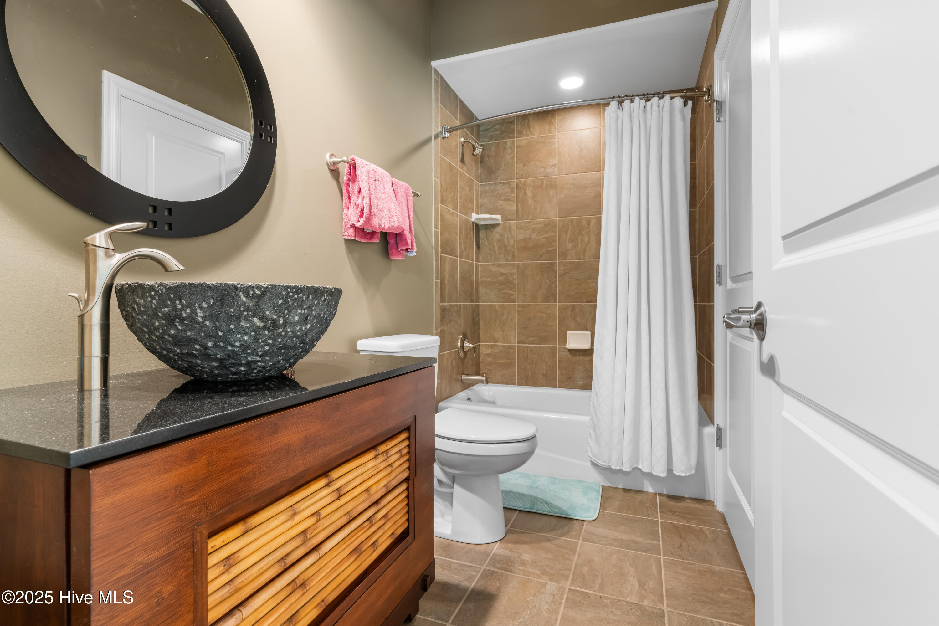 100510416 | Photo 25