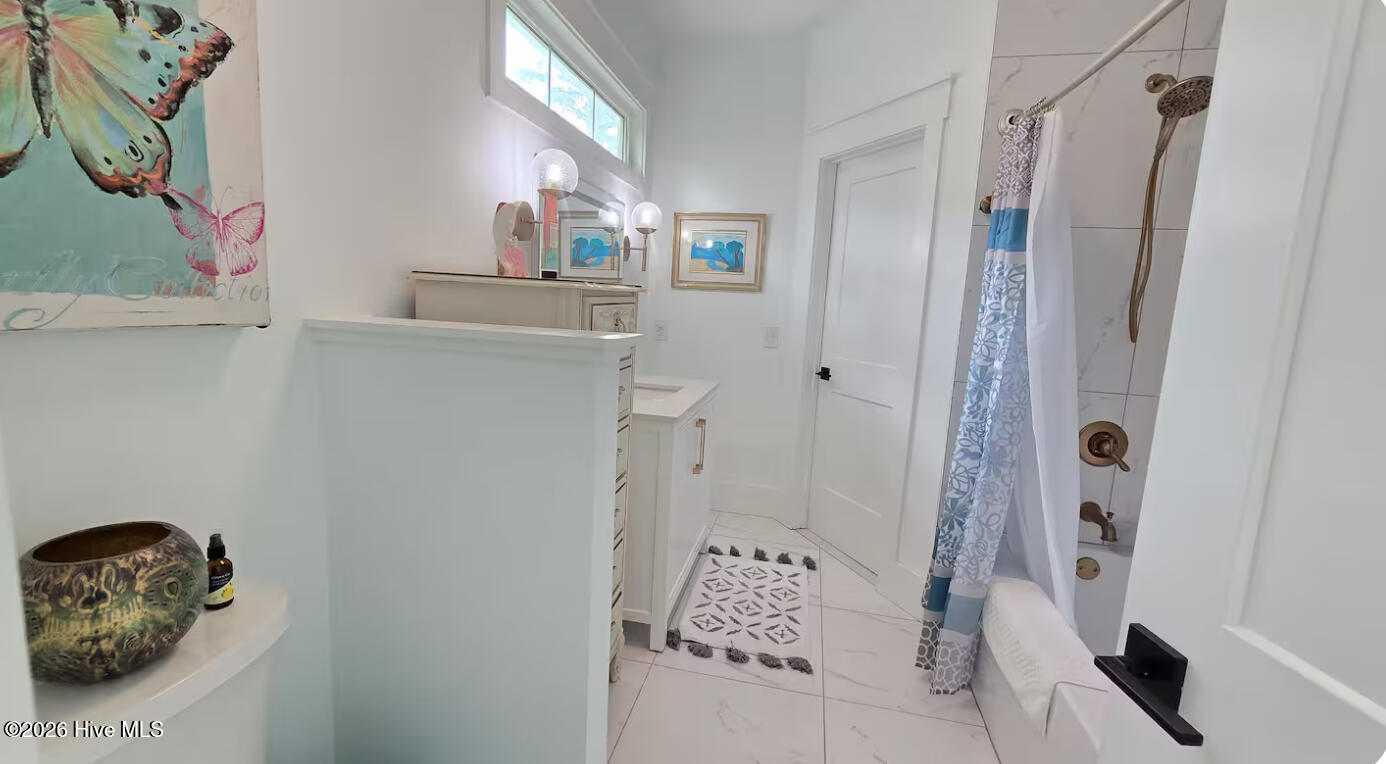 100547303 | Photo 34