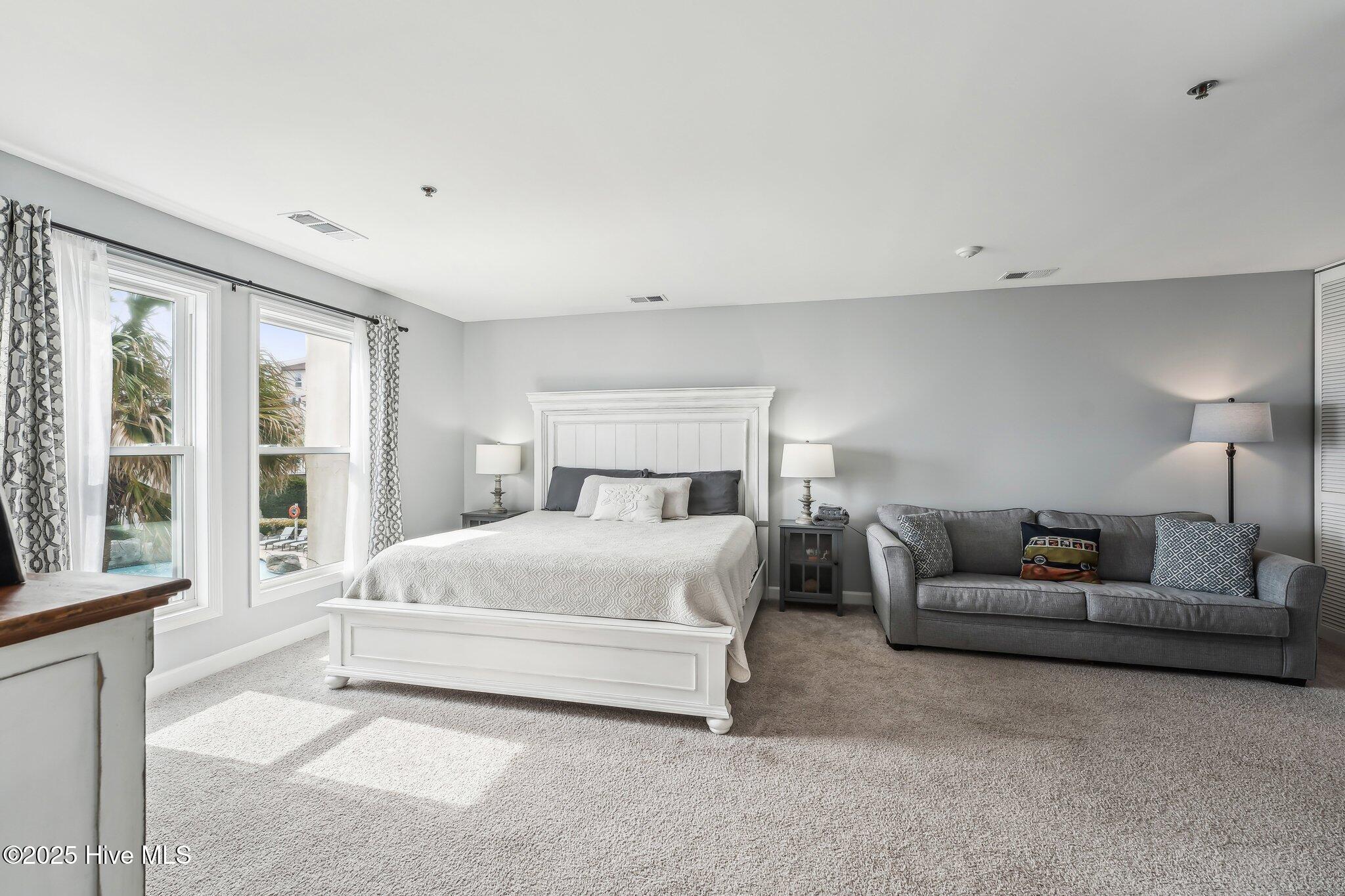 100562978 | Photo 16