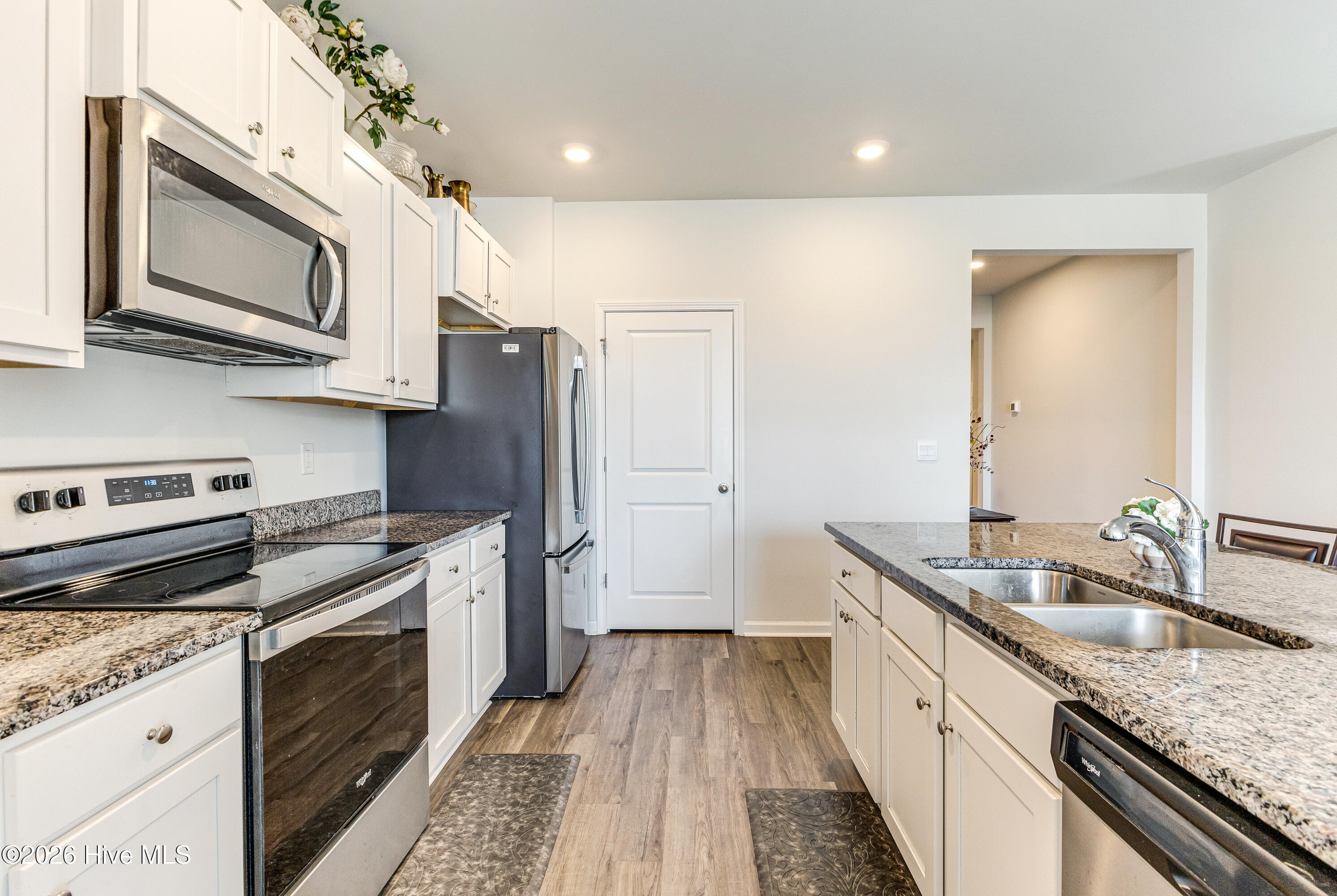 100566336 | Photo 18