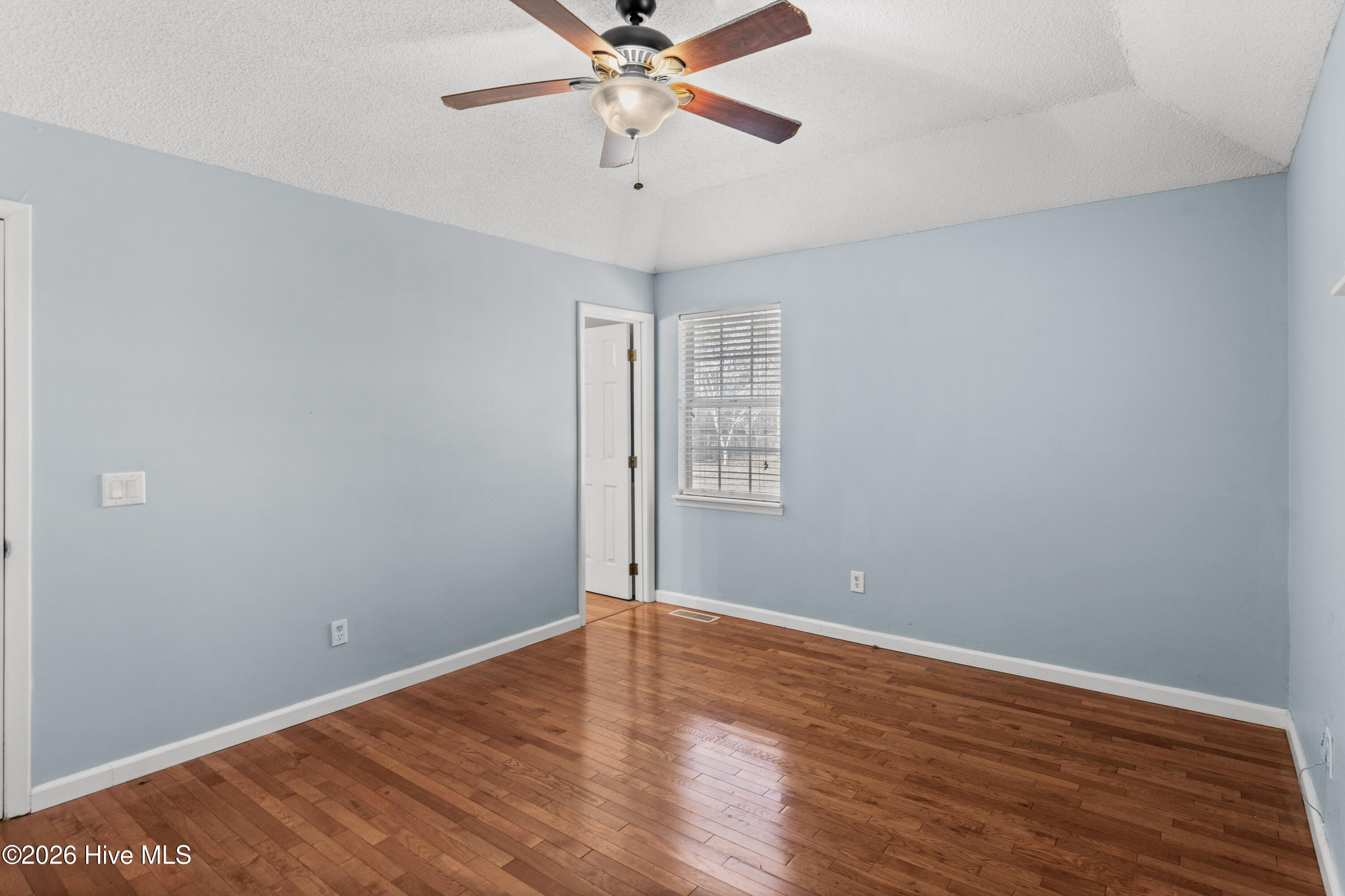 100558739 | Photo 24