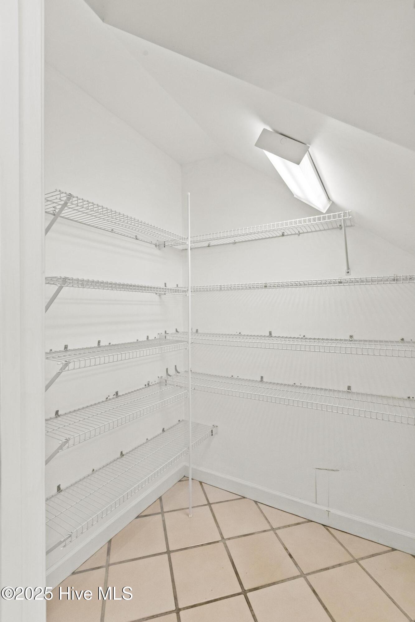 100508292 | Photo 25