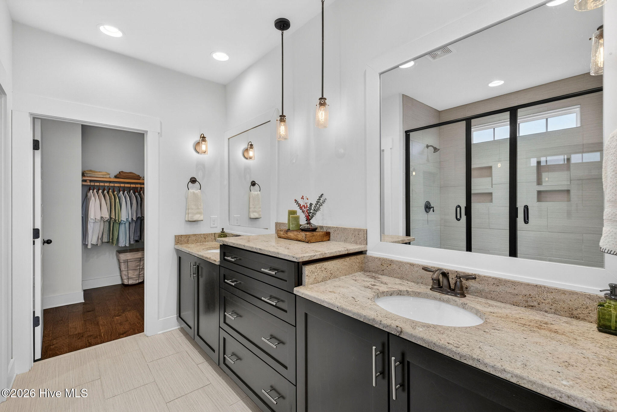 100561102 | Photo 32