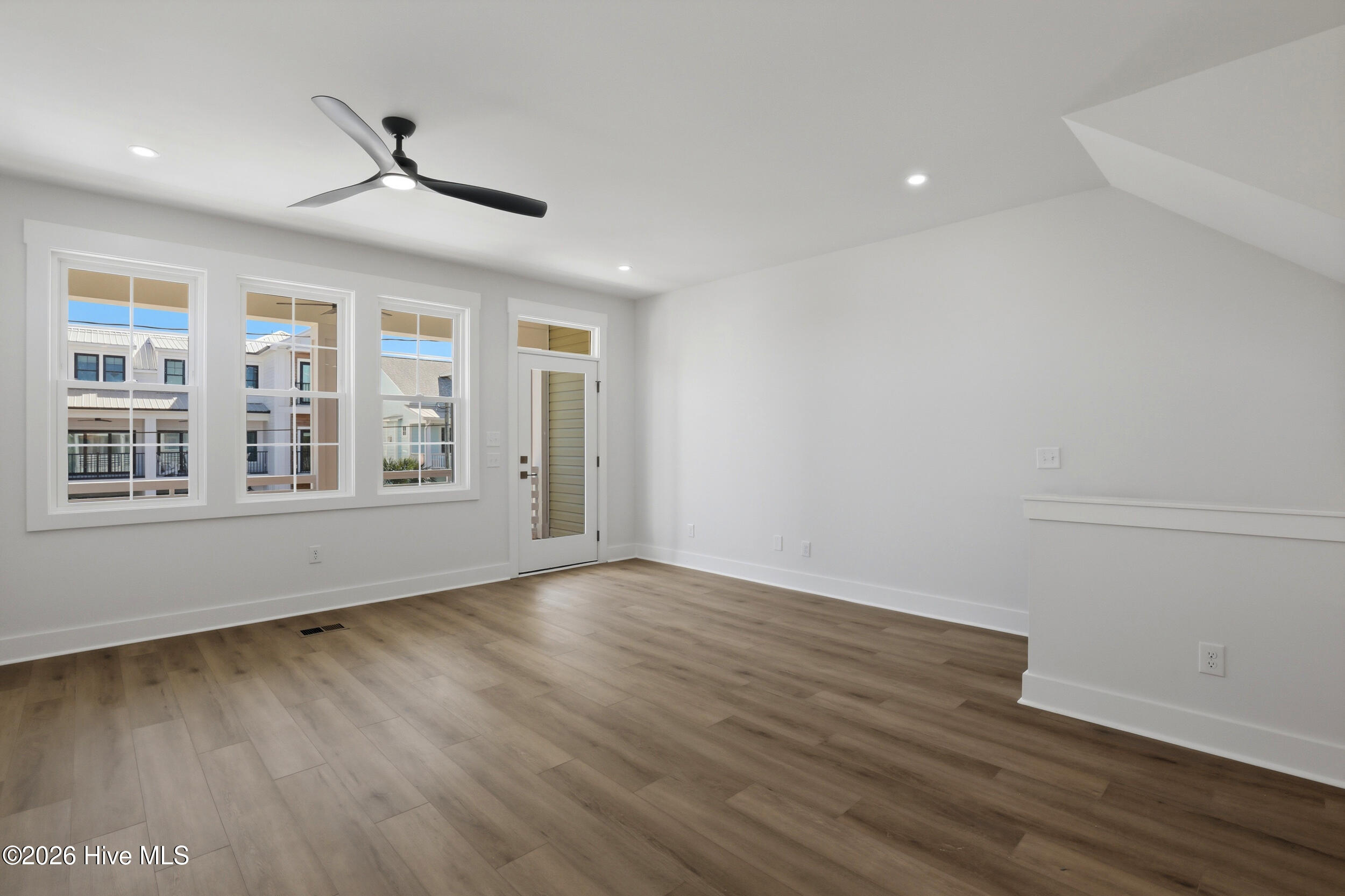 100562877 | Photo 12