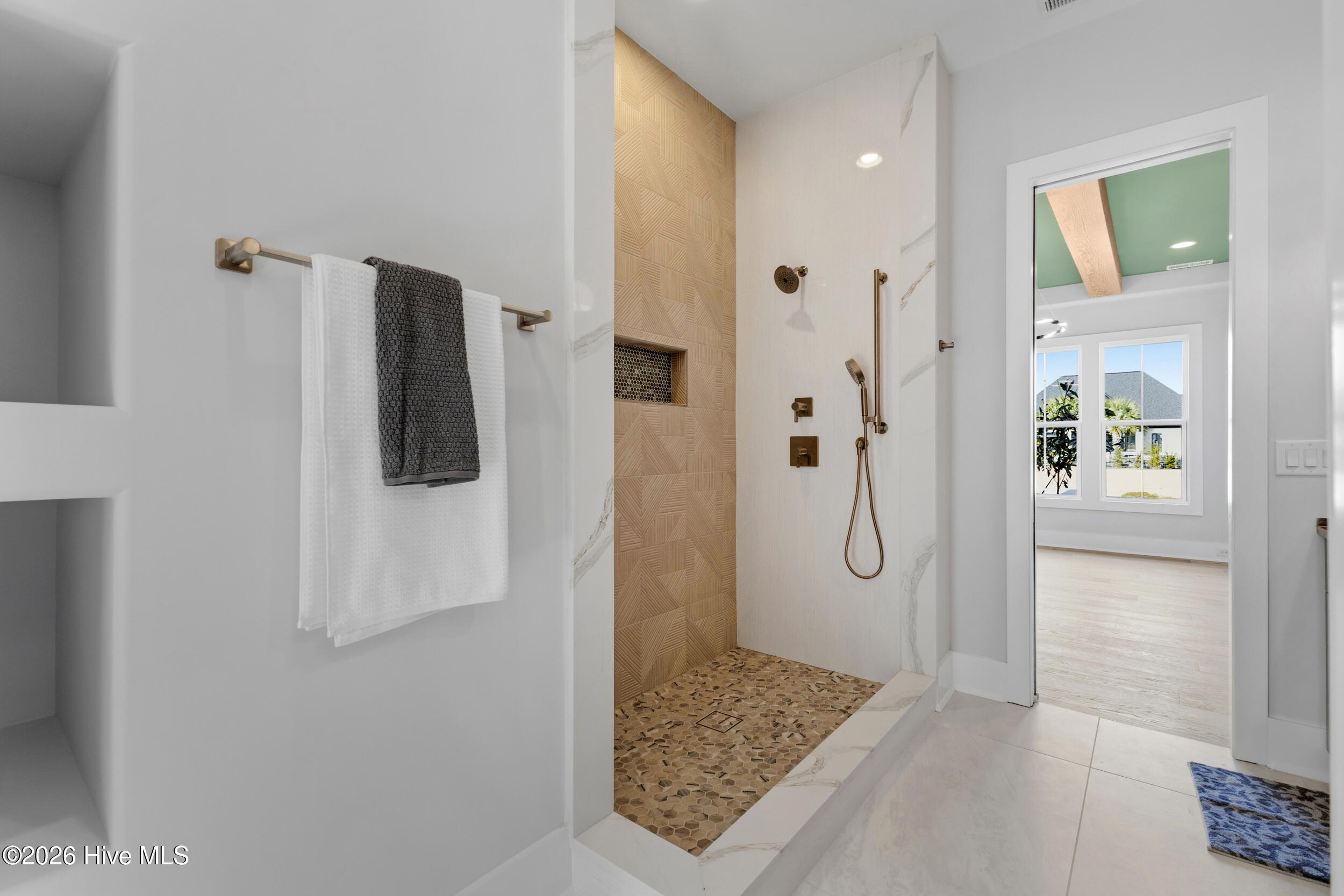 100556188 | Photo 23